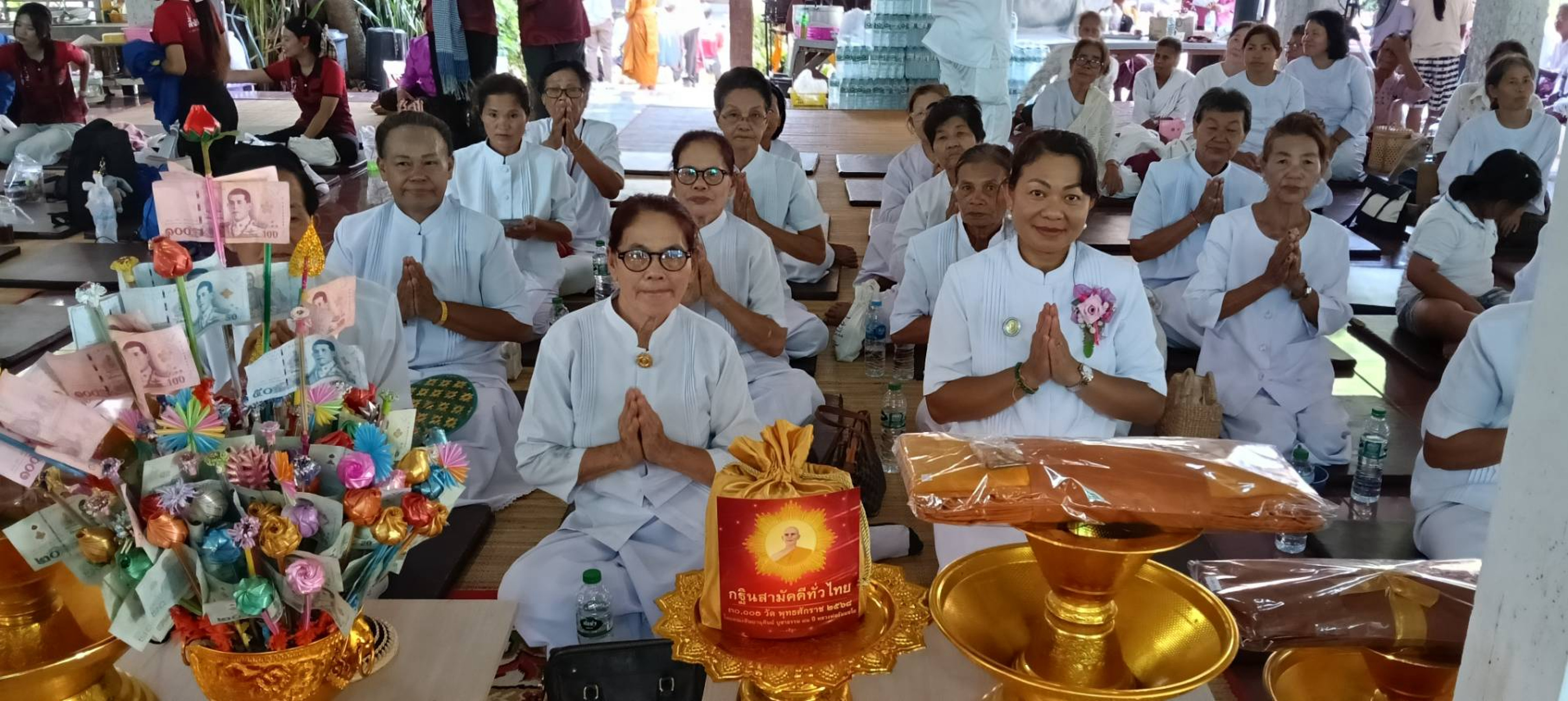 ภาพหมู่ถือพานถวายปัจจัยวัดเกาะบ่อพันขันรัตนโสภณ