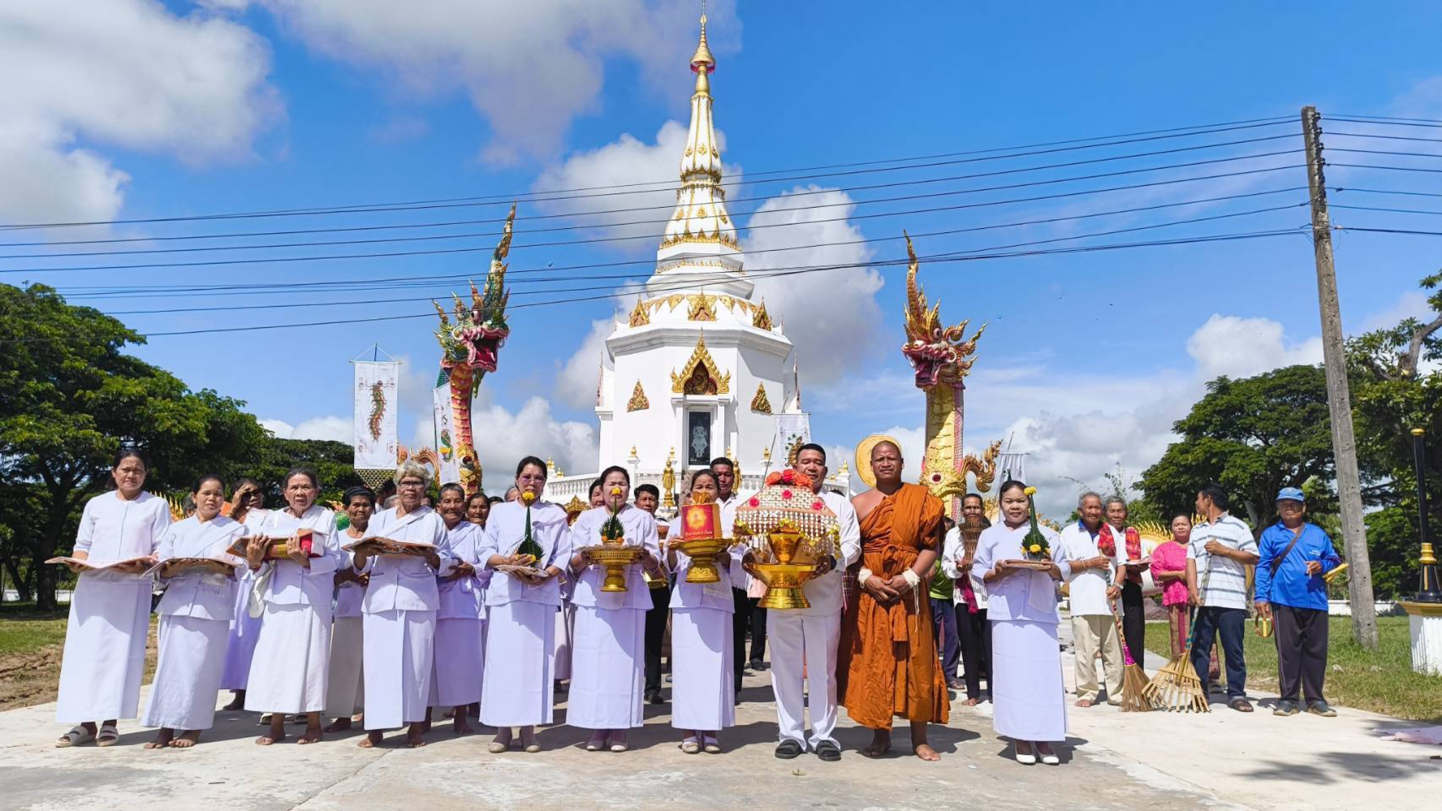 ภาพหมู่ถือพานถวายปัจจัยวัดคูเมือง