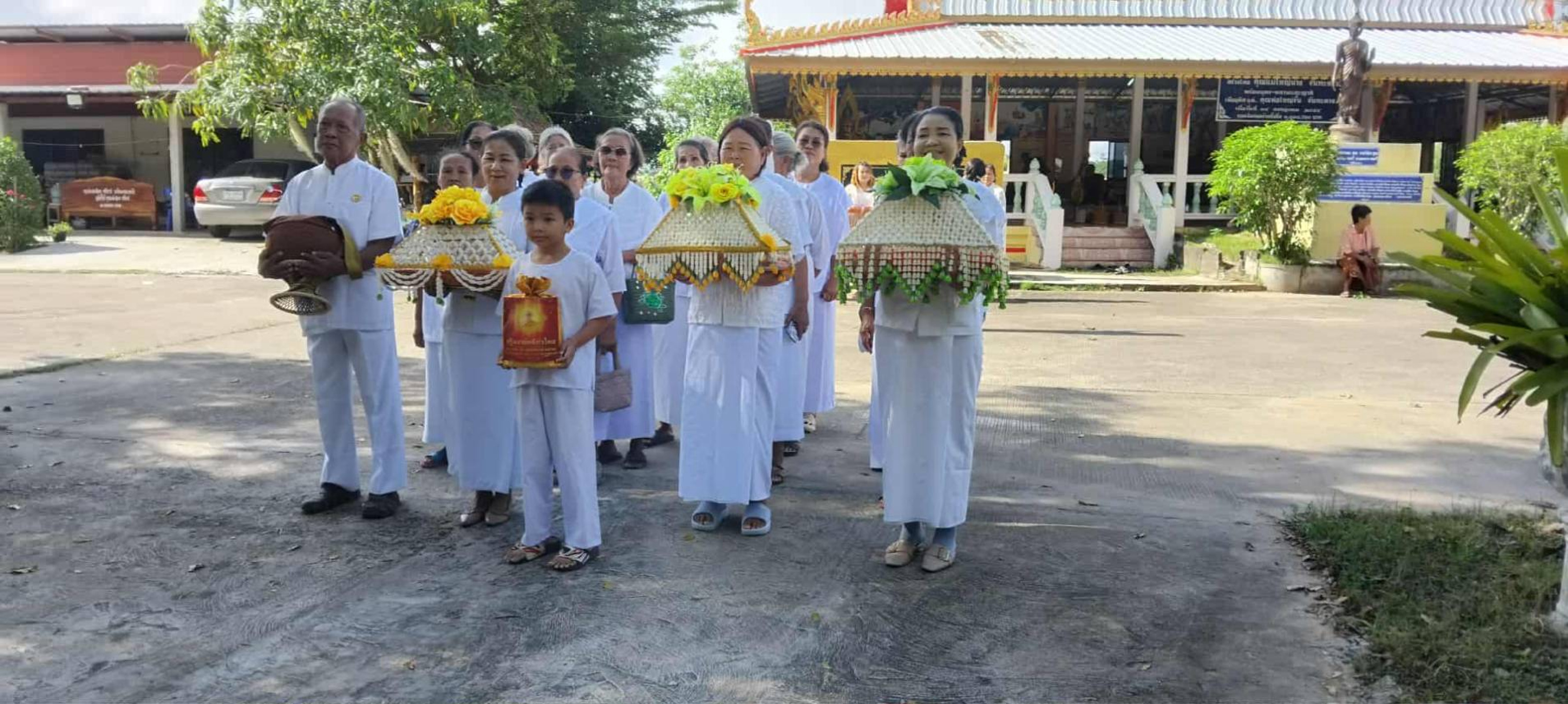 ภาพหมู่ถือพานถวายปัจจัยวัดสุชลวนาราม