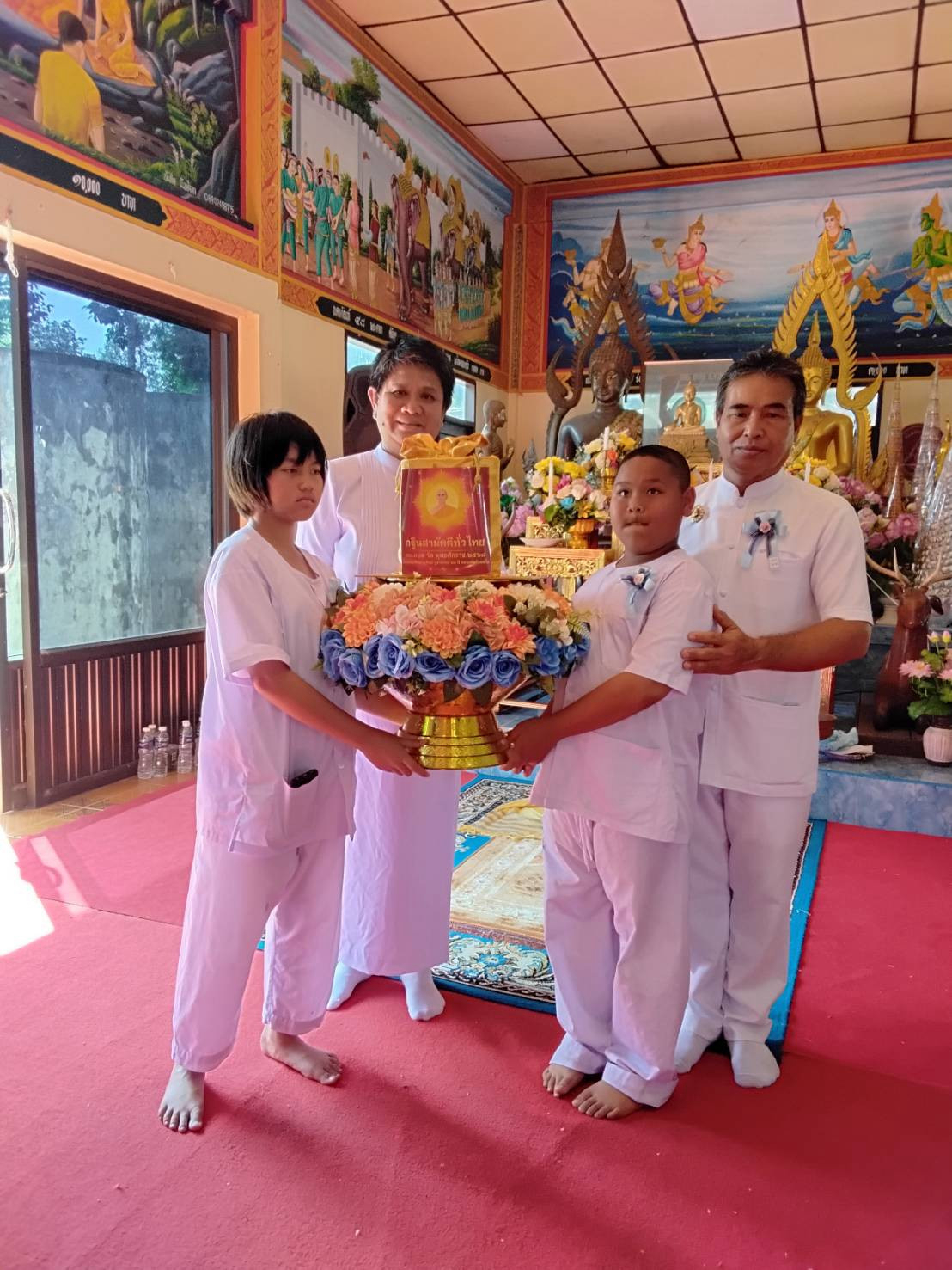 ภาพหมู่ถือพานถวายปัจจัยวัดรามวิทยาลัย