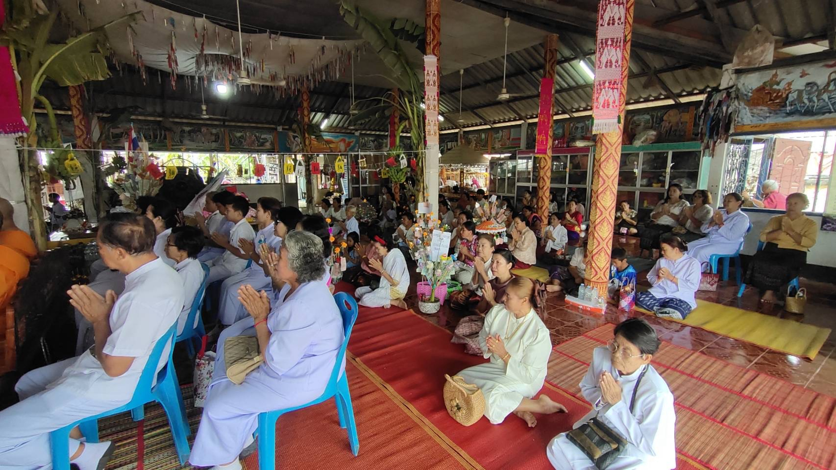 ภาพร่วมพิธีกรรมวัดจอมมณี