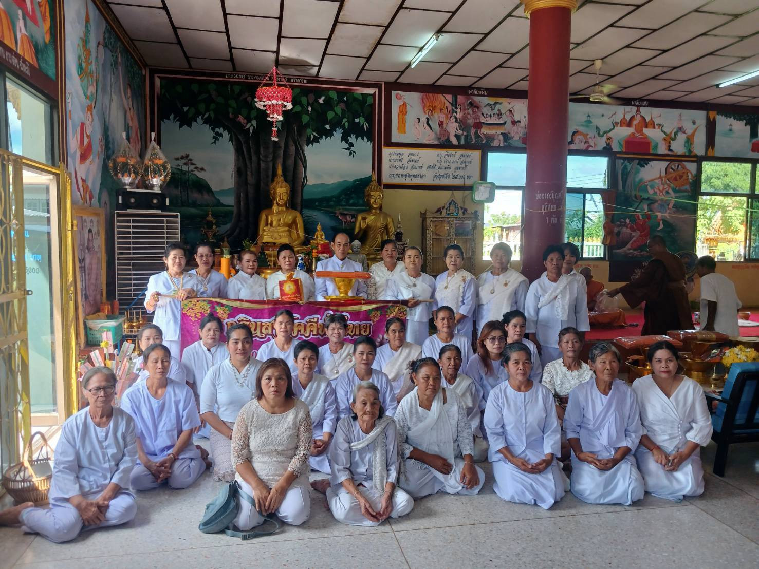 ภาพหมู่ถือพานถวายปัจจัยวัดเนินสง่าสามัคคี