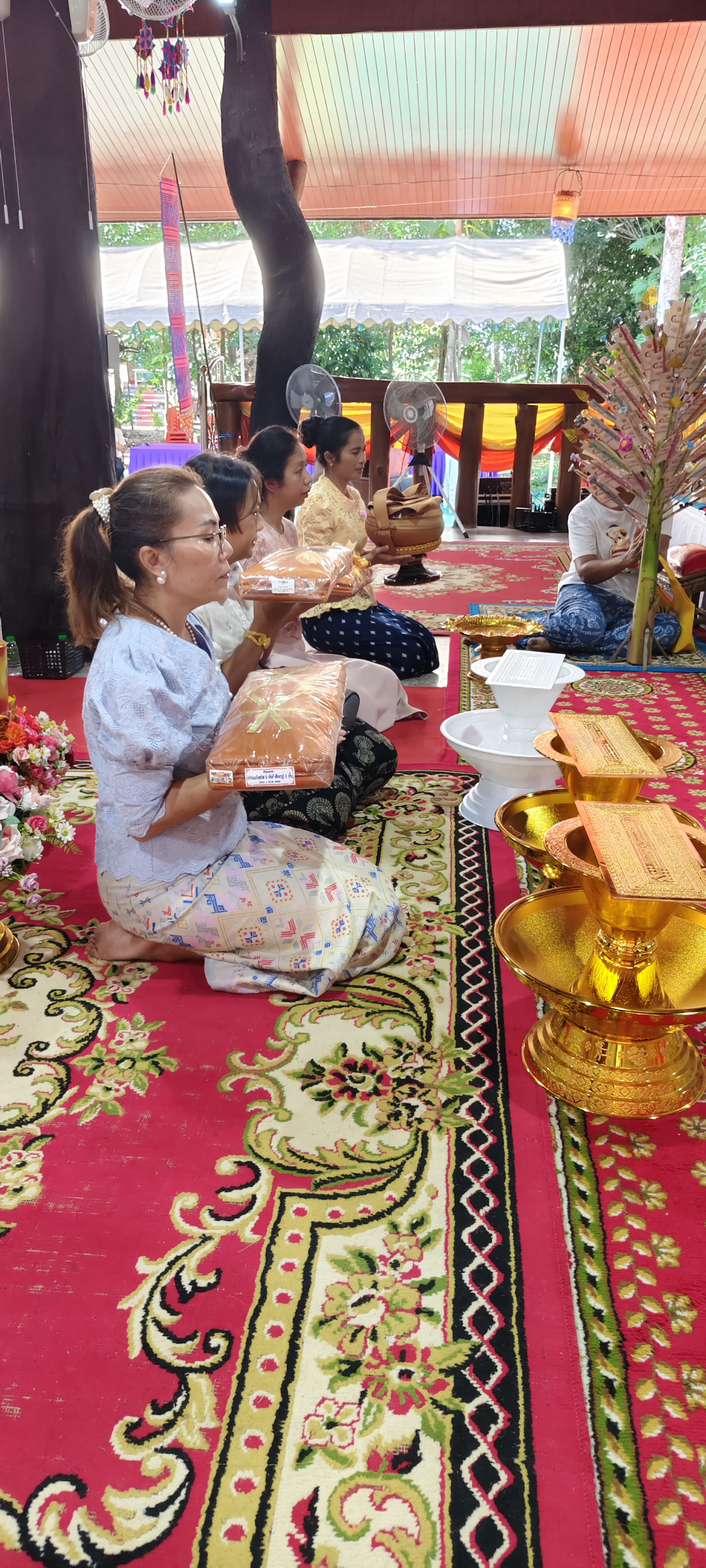 ภาพหมู่ถือพานถวายปัจจัยวัดใต้