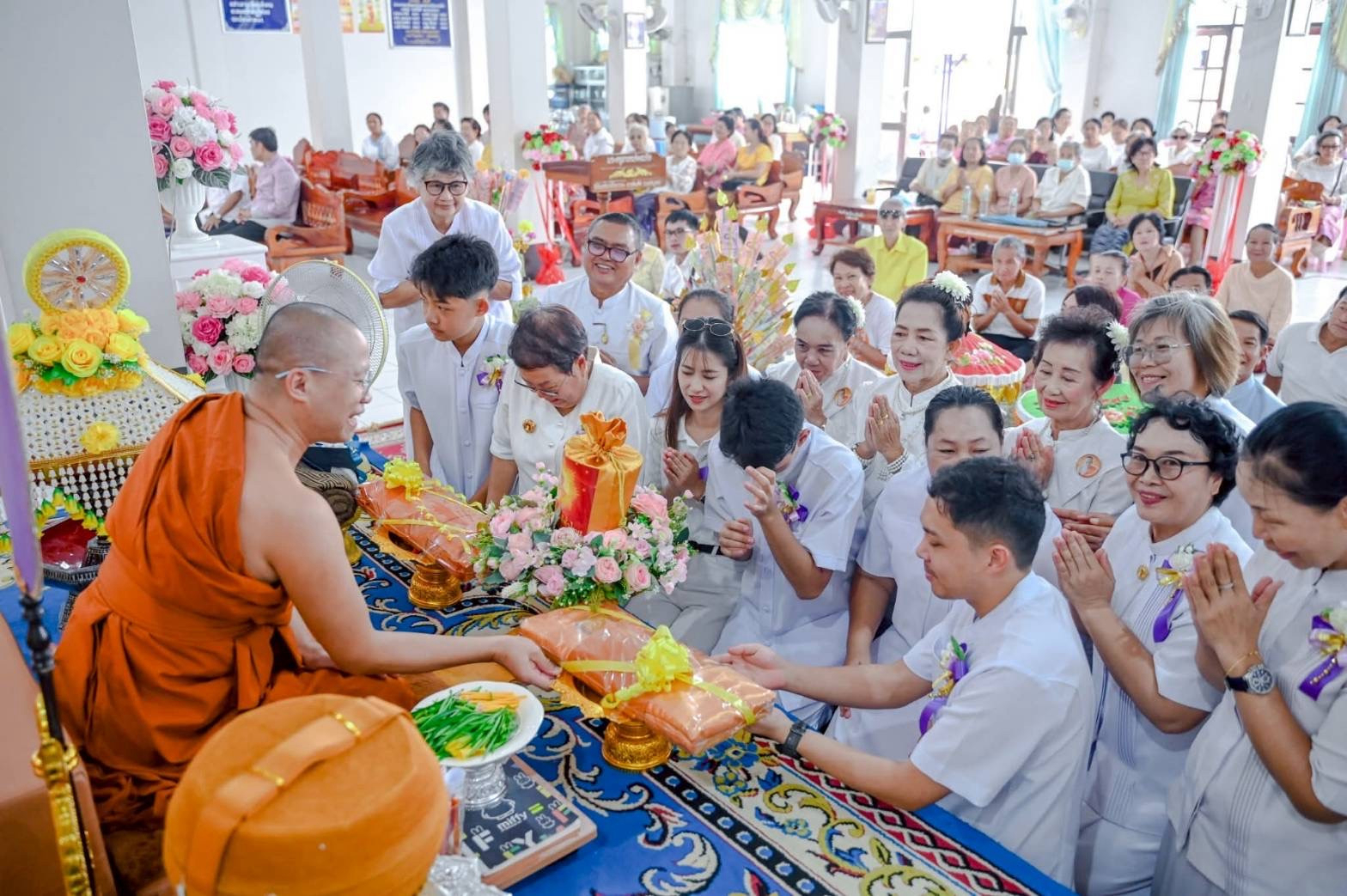 ภาพการถวายปัจจัยวัดศรีบุญเรือง