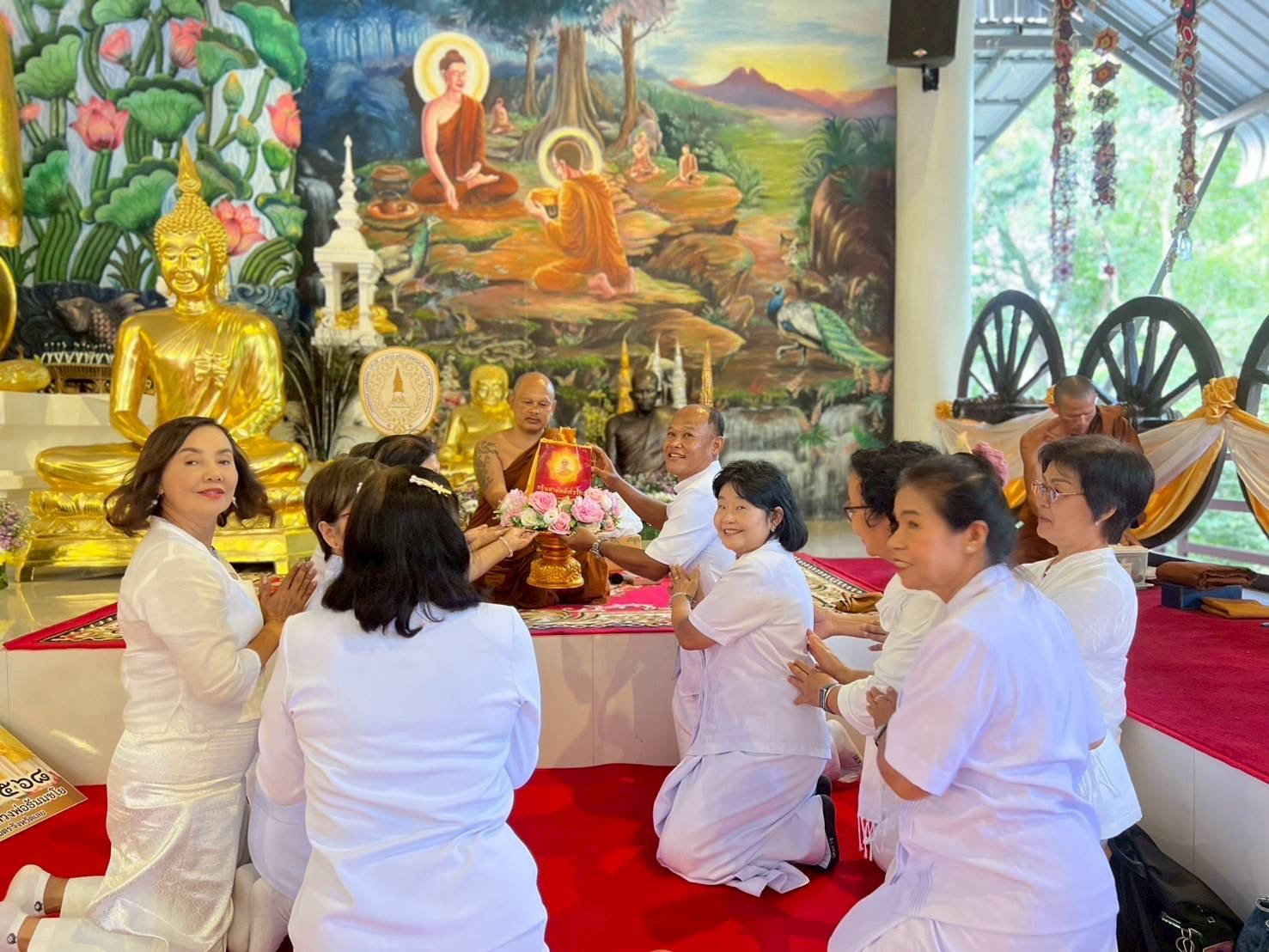 ภาพการถวายปัจจัยวัดโพนทอง