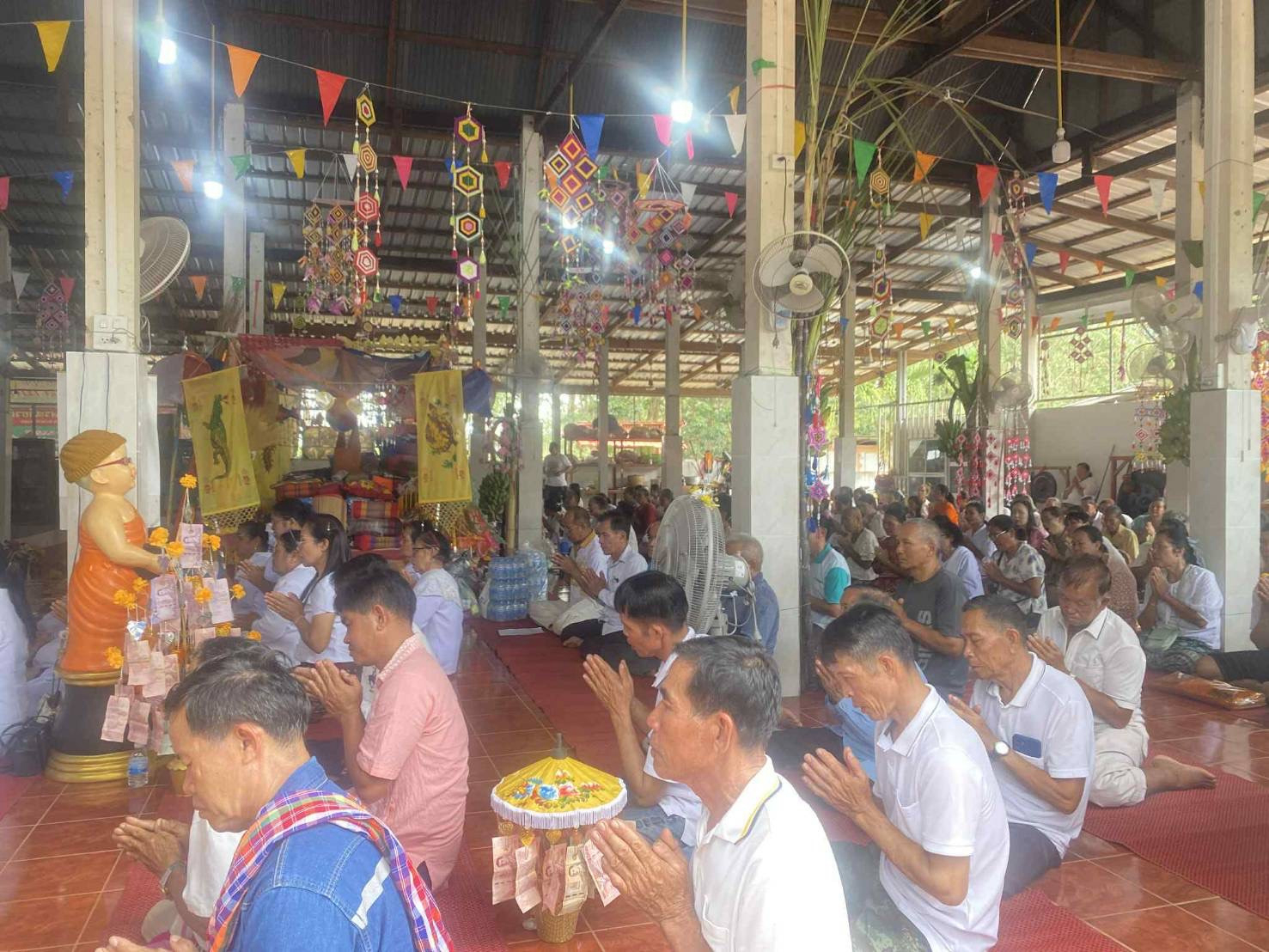 ภาพร่วมพิธีกรรมวัดป่าเฉลิมพระเกียรติ