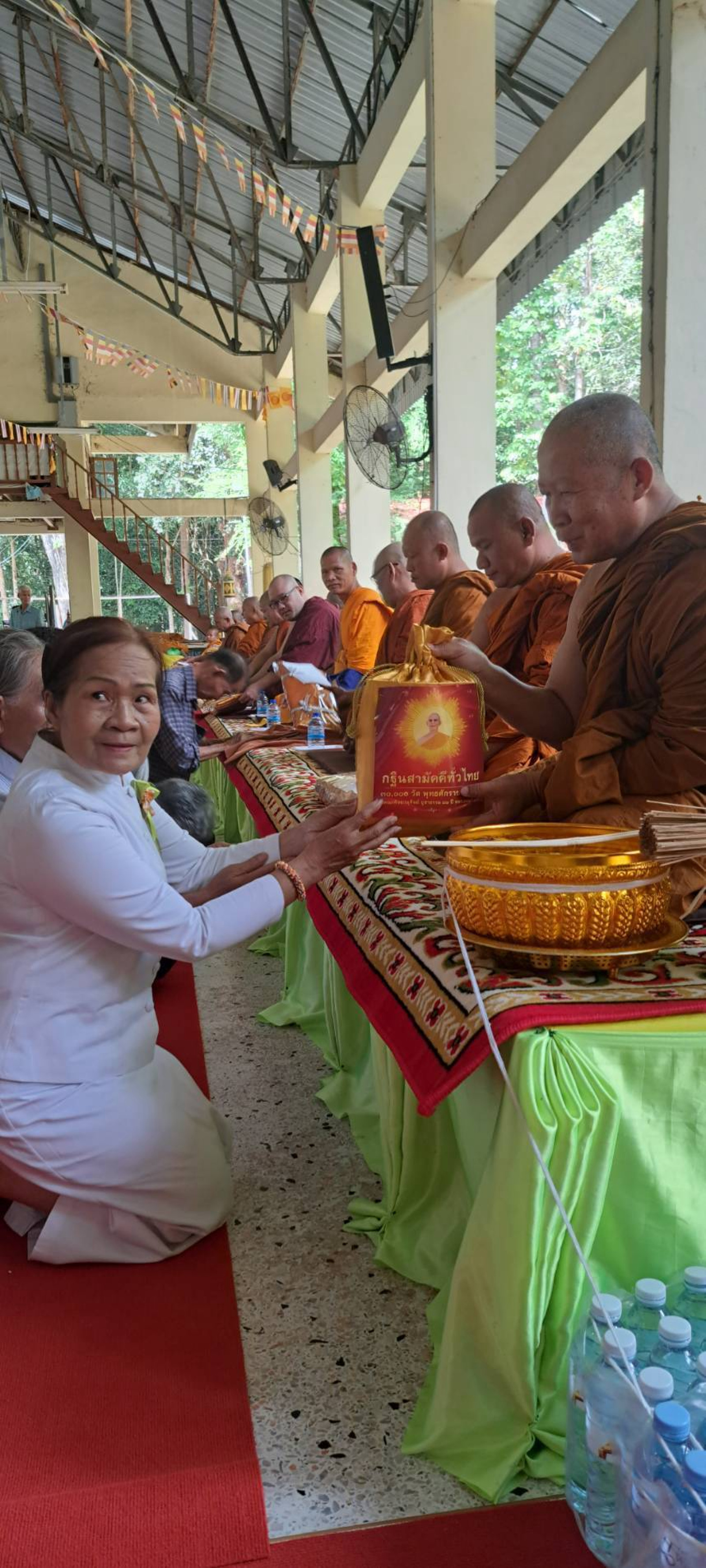 ภาพการถวายปัจจัยวัดหนองโมงบูรพาราม
