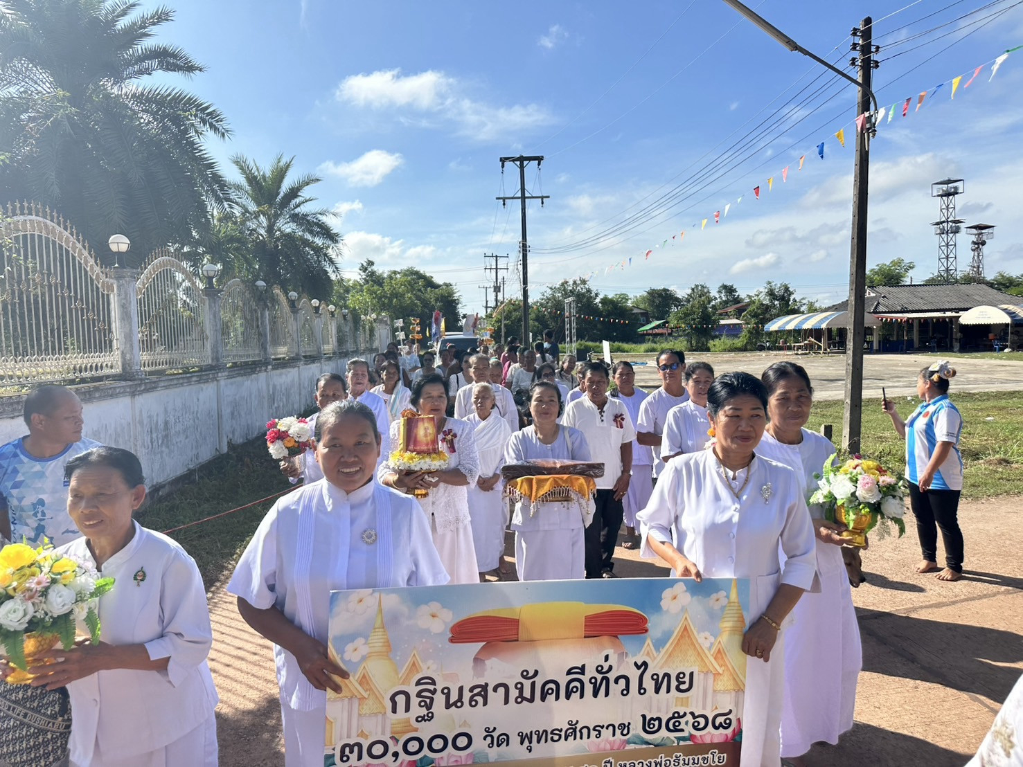 ภาพร่วมขบวนกฐินวัดหนองนกเขียน