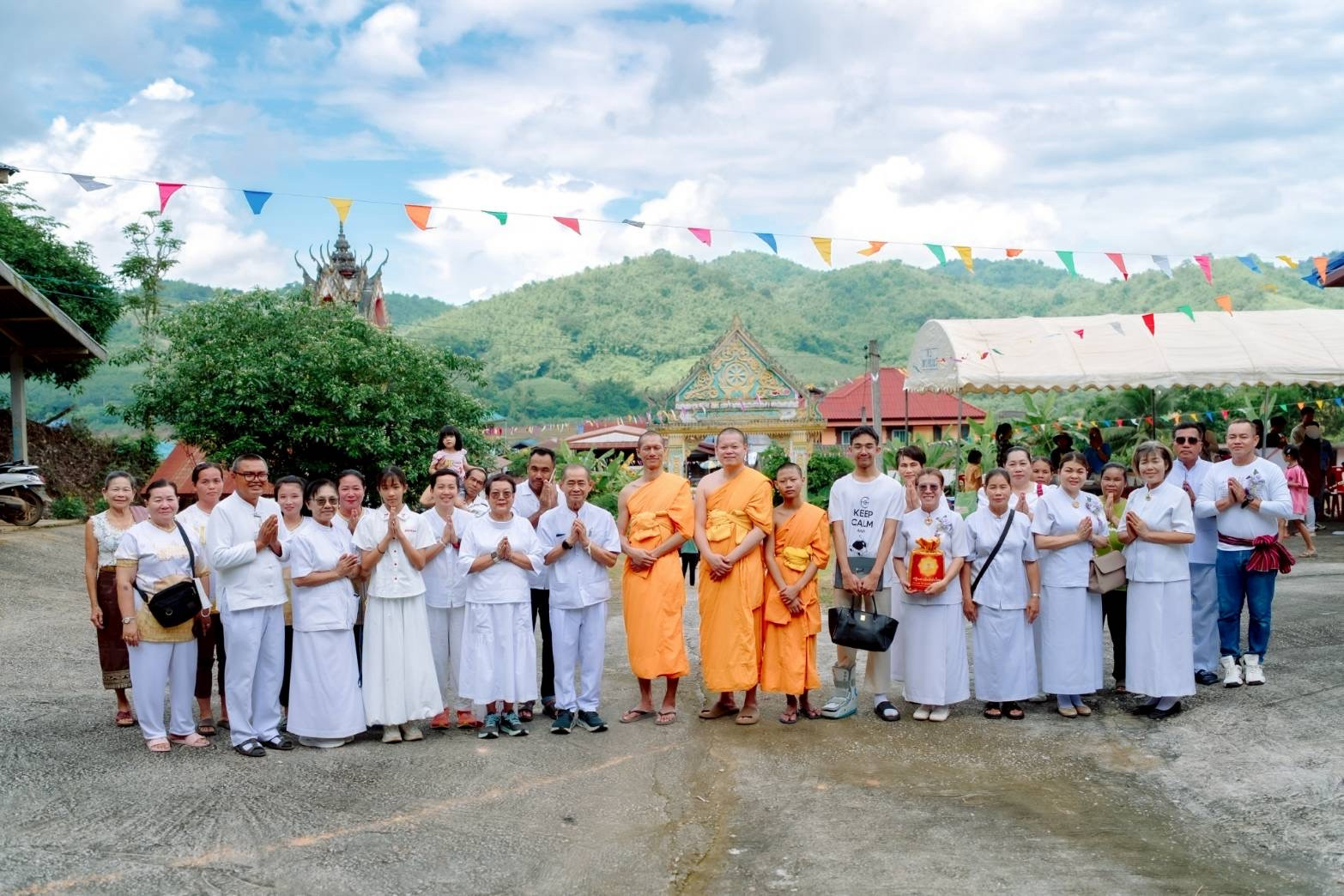 ภาพหมู่ถือพานถวายปัจจัยวัดโพธิ์ทอง