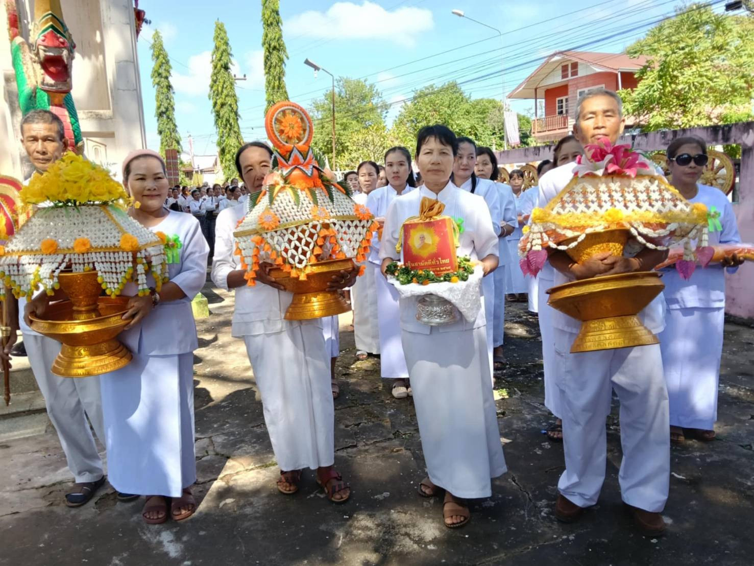 ภาพหมู่ถือพานถวายปัจจัยวัดโพธิ์ชัย