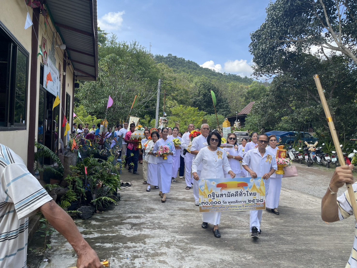 ภาพร่วมขบวนกฐินวัดสะพานยาว