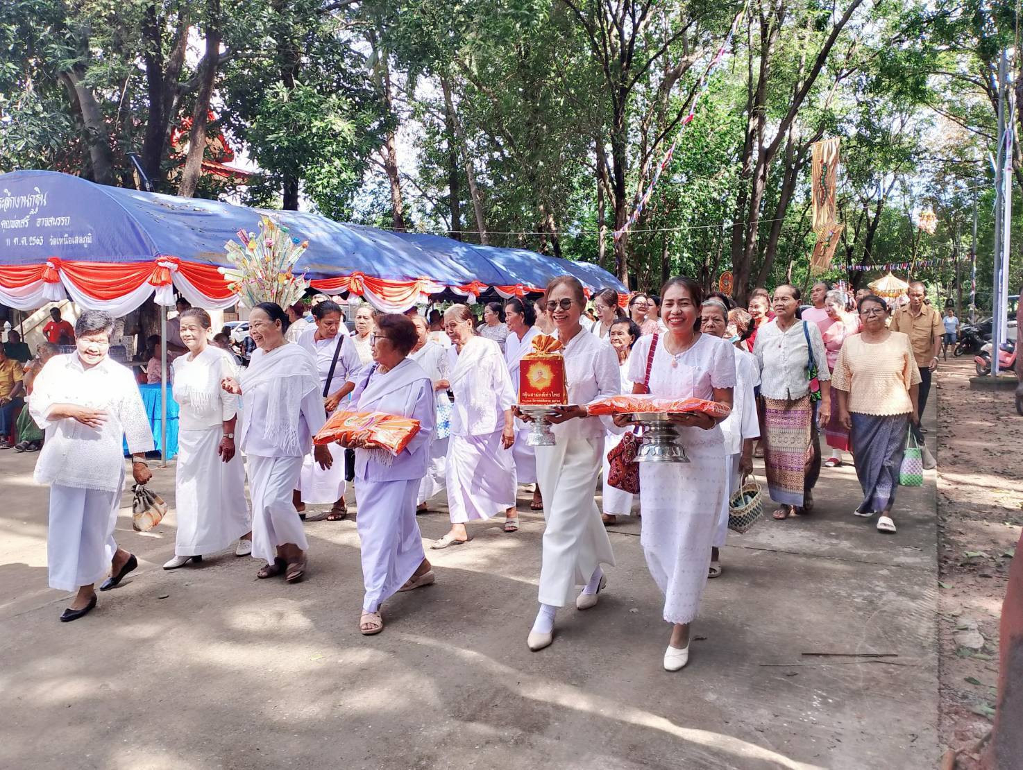ภาพร่วมขบวนกฐินวัดเหนือเสลภูมิ