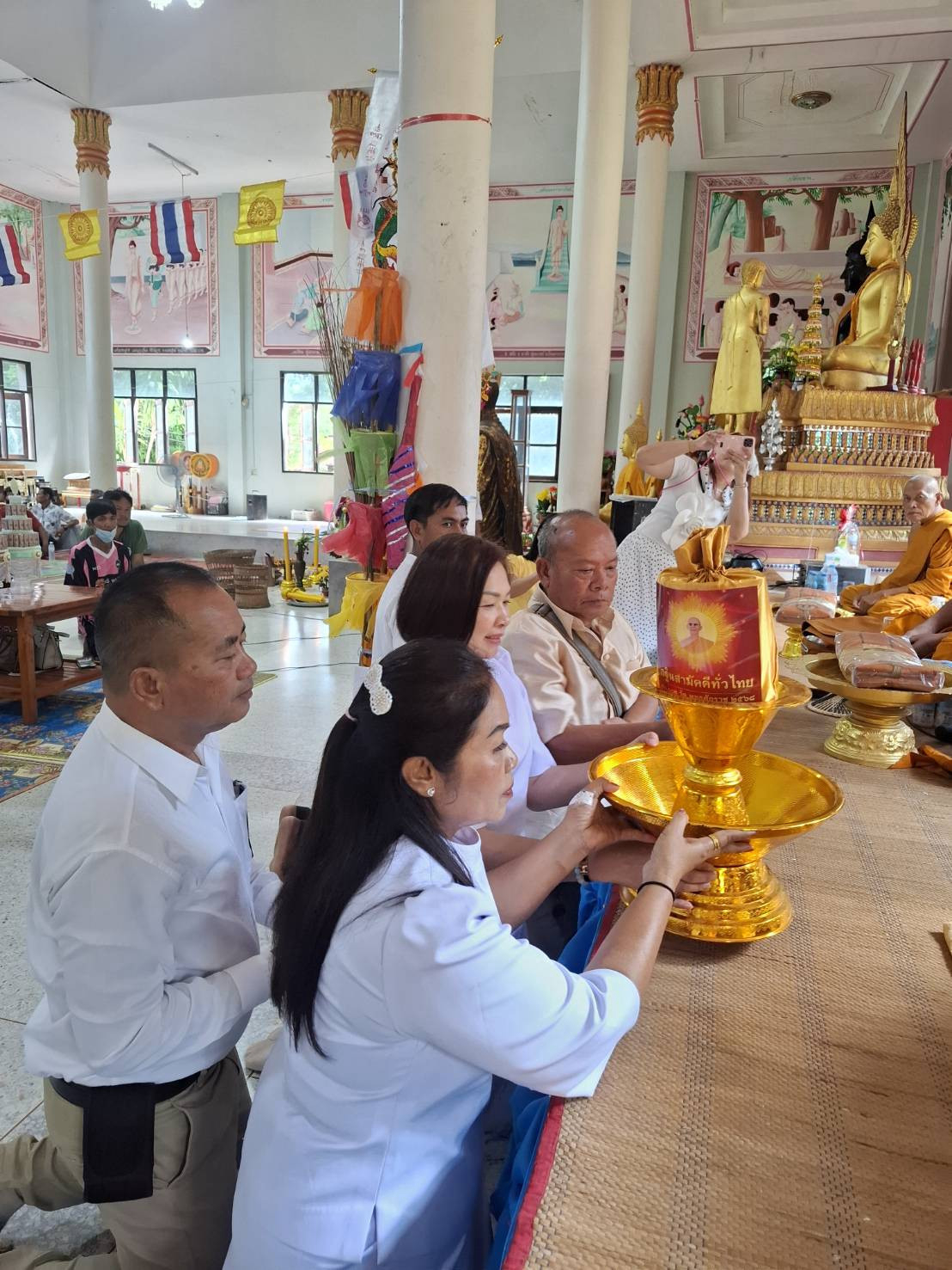 ภาพการถวายปัจจัยวัดป่าเม้าเหนือ