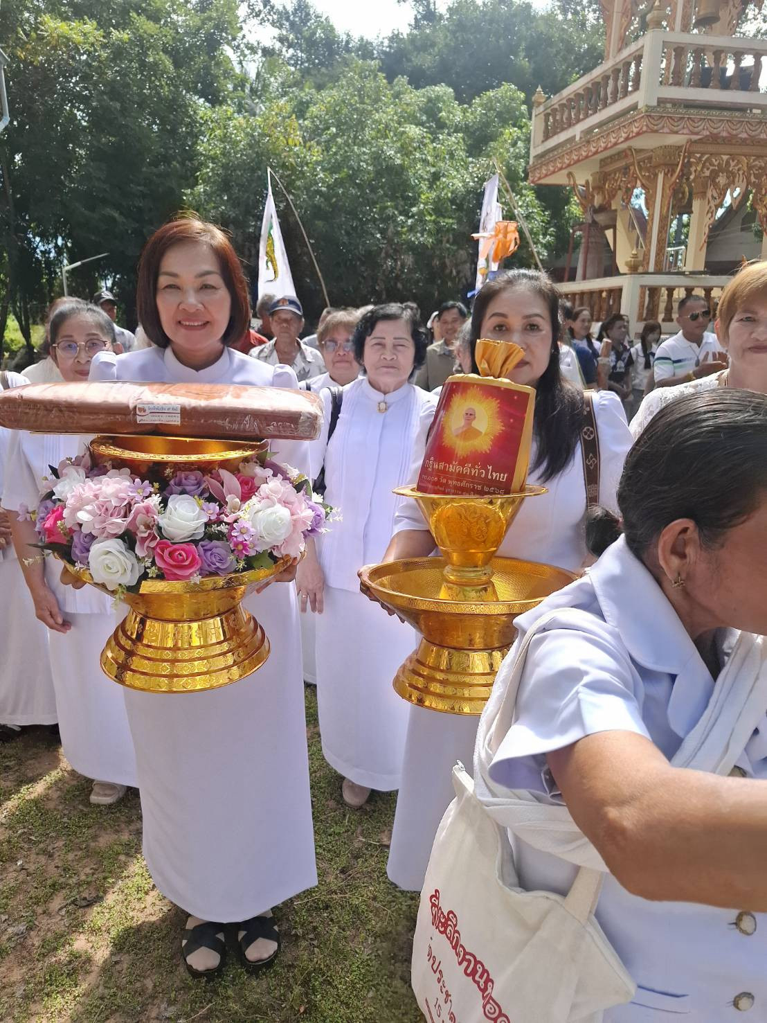 ภาพร่วมขบวนกฐินวัดป่าเม้าเหนือ