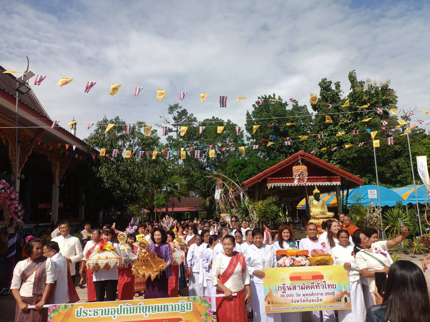 ภาพร่วมขบวนกฐินวัดเหล่า