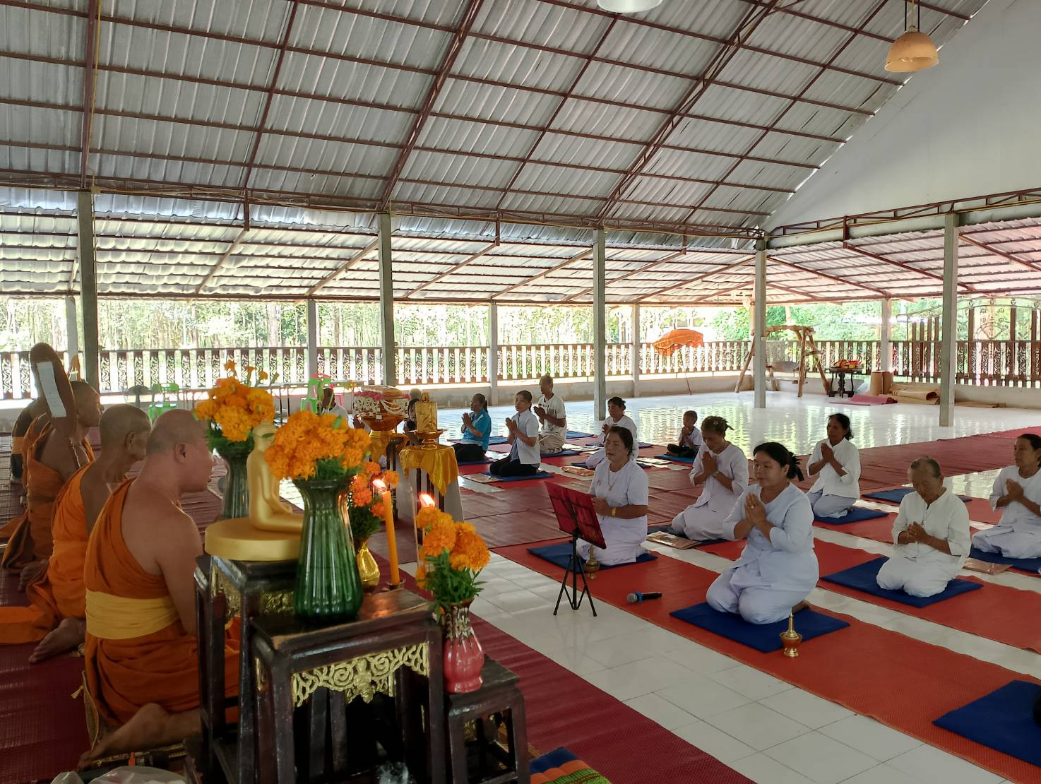 ภาพร่วมพิธีกรรมธุดงคสถานวังดงวานรนิวาส