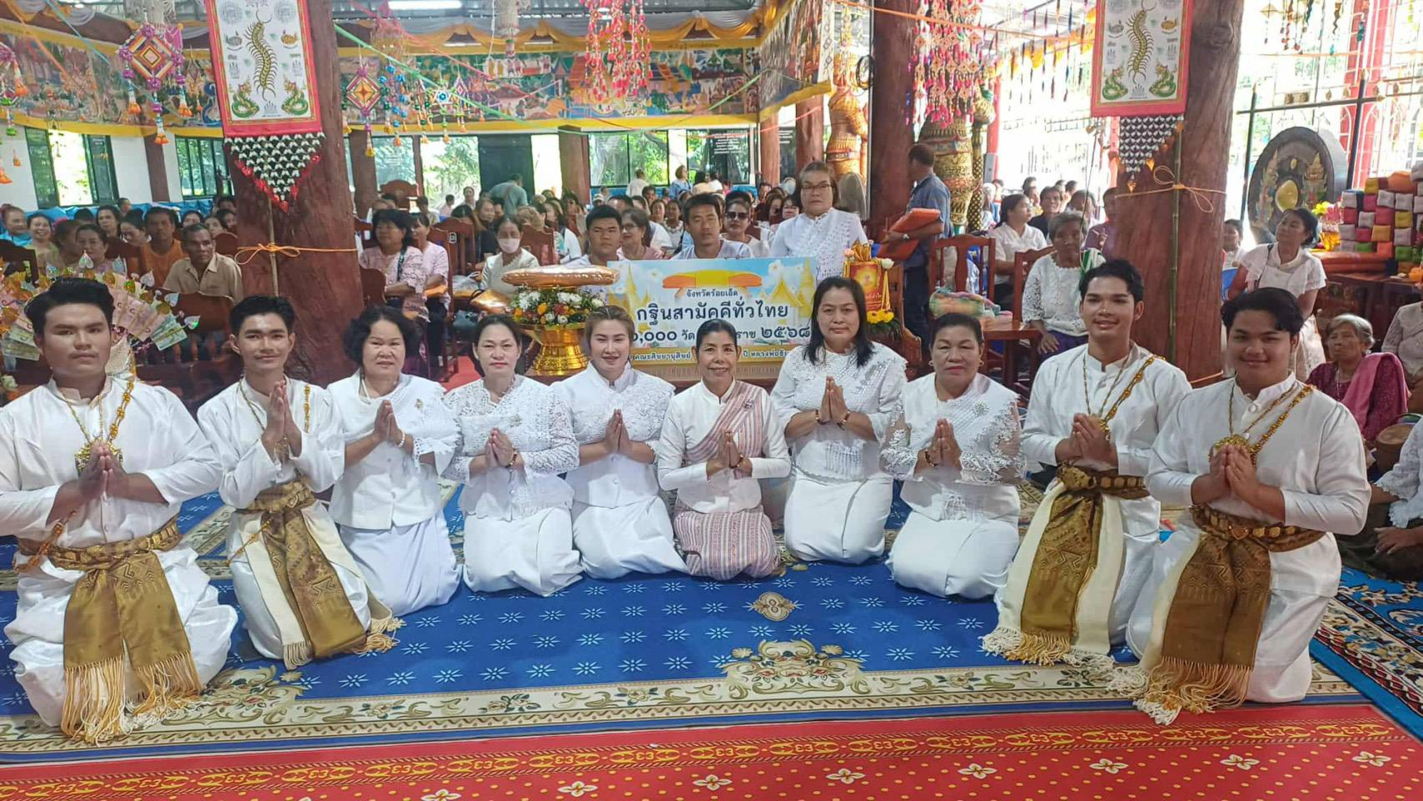 ภาพหมู่ถือพานถวายปัจจัยวัดสว่างรังษี