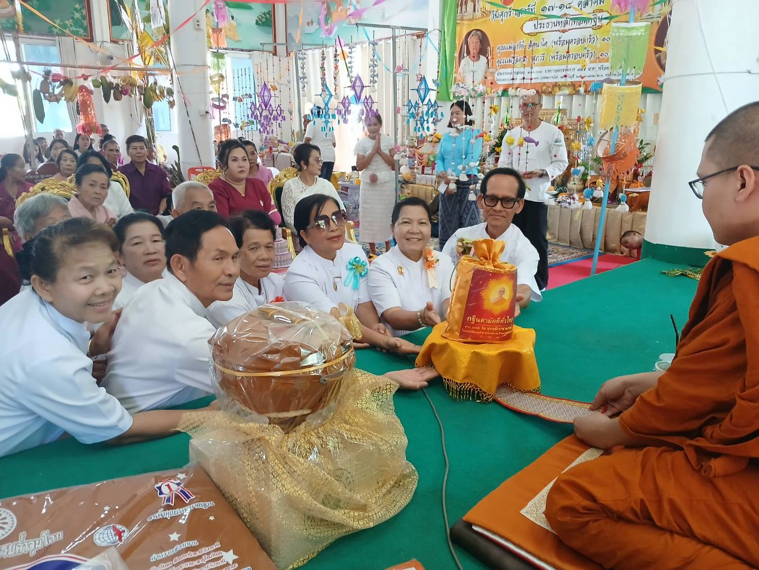 ภาพการถวายปัจจัยวัดประตูชัย