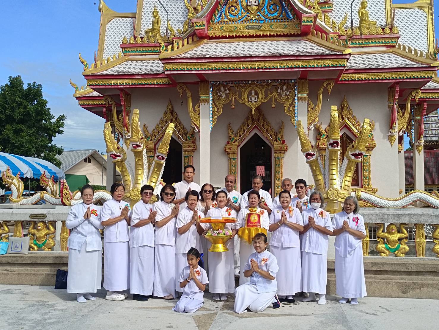 ภาพหมู่ถือพานถวายปัจจัยวัดประตูชัย