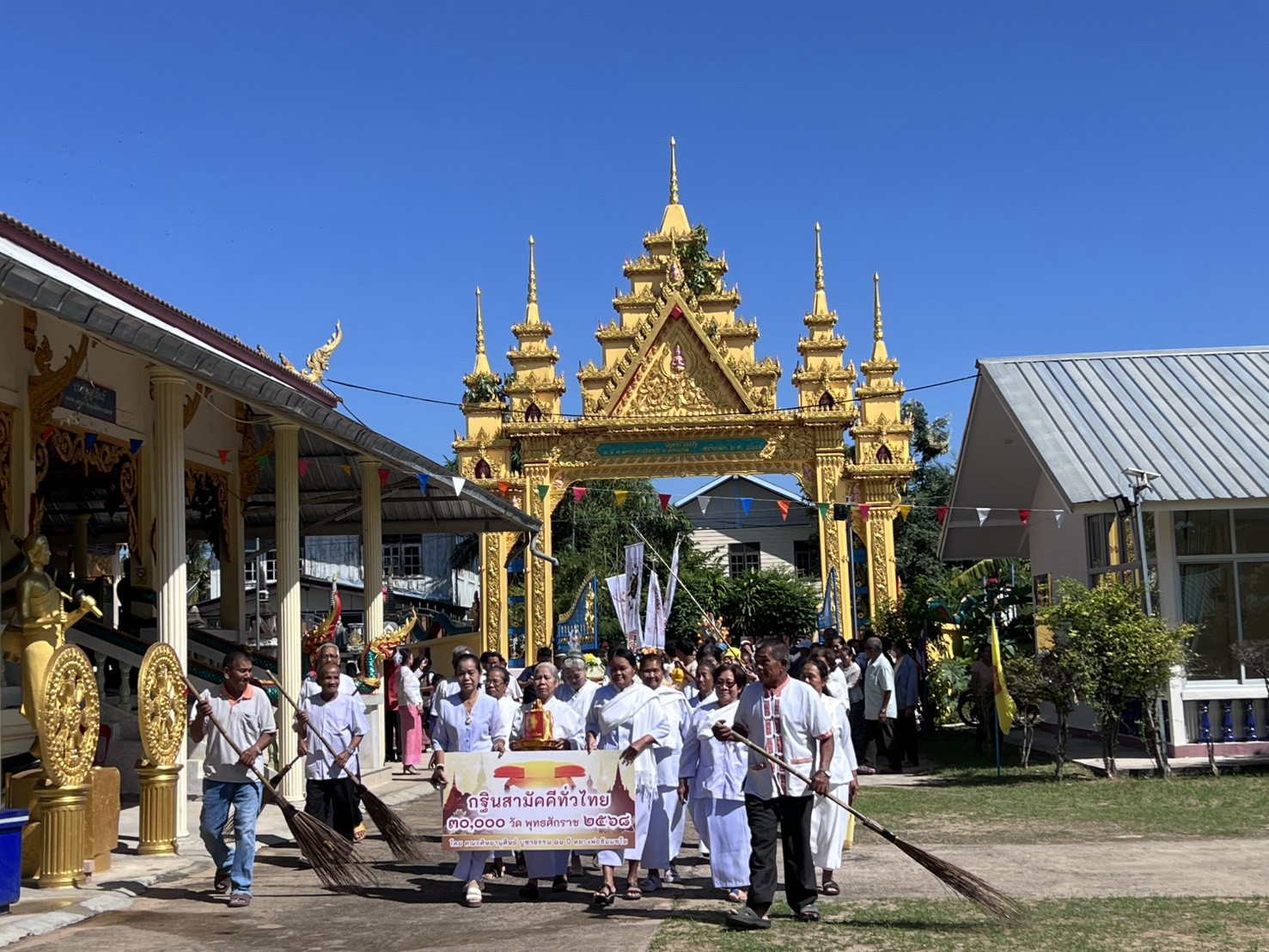 ภาพร่วมขบวนกฐินวัดบ้านกู่