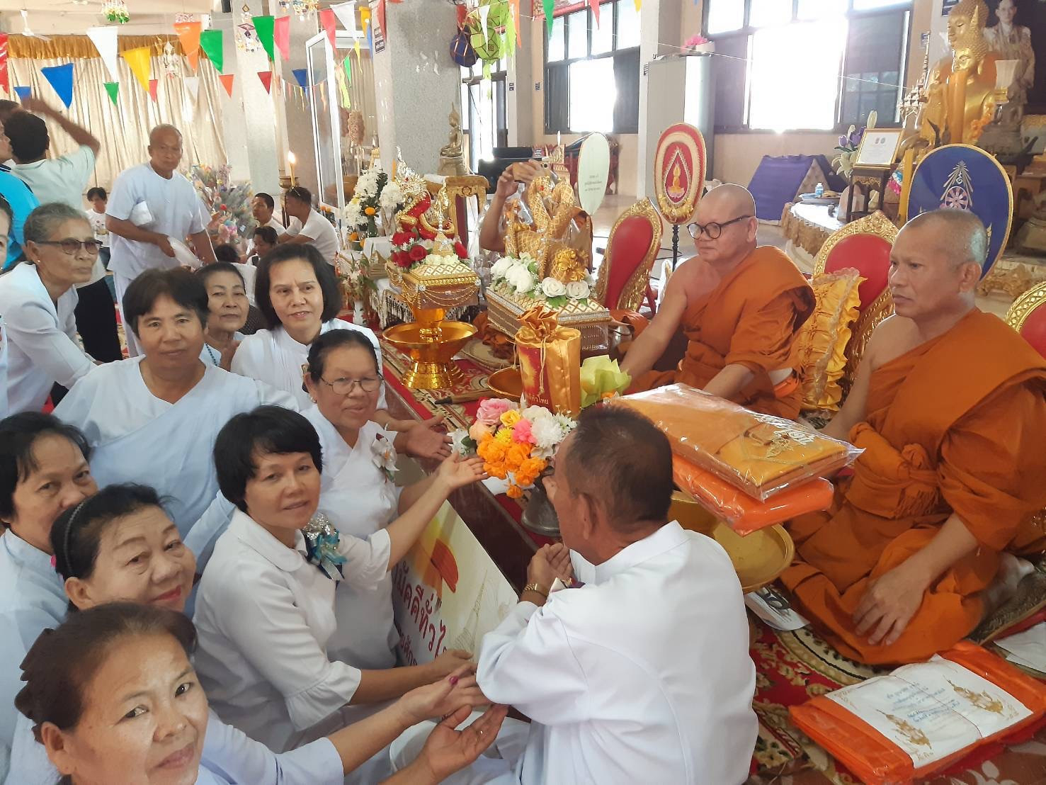 ภาพการถวายปัจจัยวัดเอราวัณพัฒนาราม
