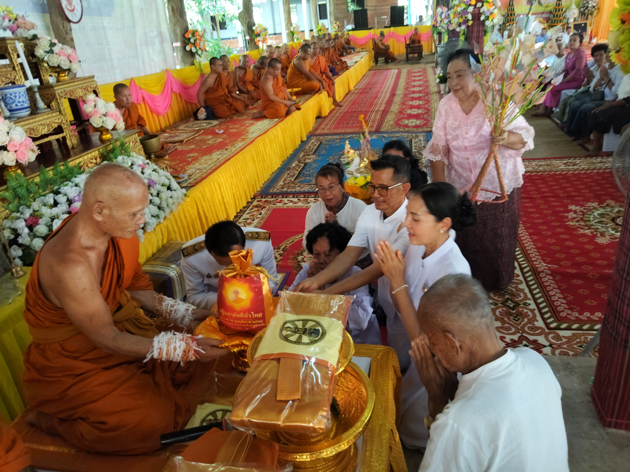 ภาพการถวายปัจจัยวัดสุพรรณหงษ์วนาราม