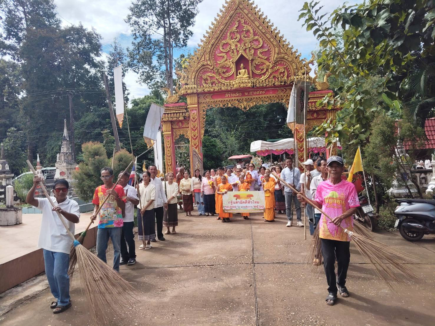 ภาพหมู่ถือพานถวายปัจจัยวัดสุพรรณหงษ์วนาราม
