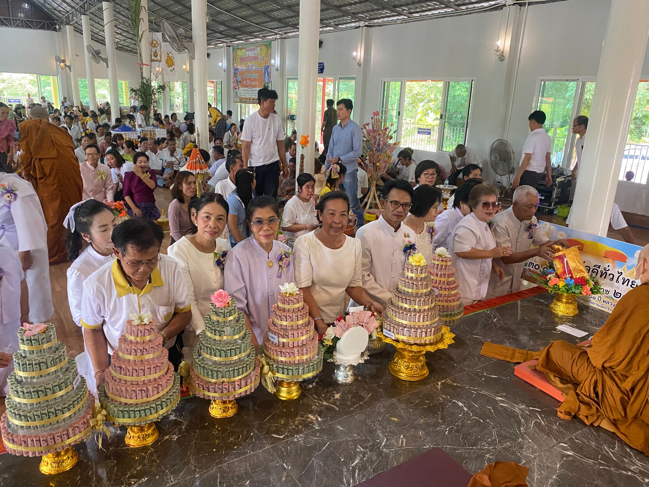 ภาพการถวายปัจจัยวัดป่าแสนสำราญ
