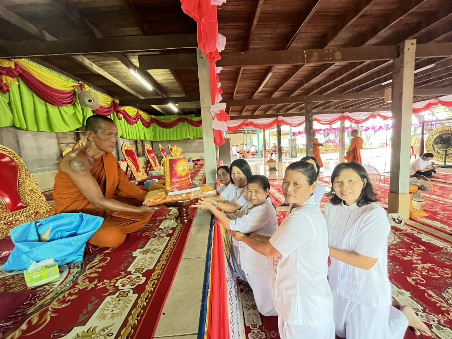 ภาพร่วมขบวนกฐินวัดเหล่ากลาง