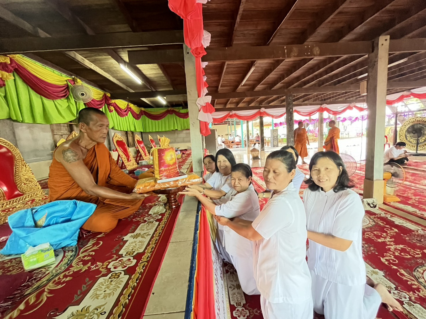 ภาพร่วมพิธีกรรมวัดเหล่ากลาง