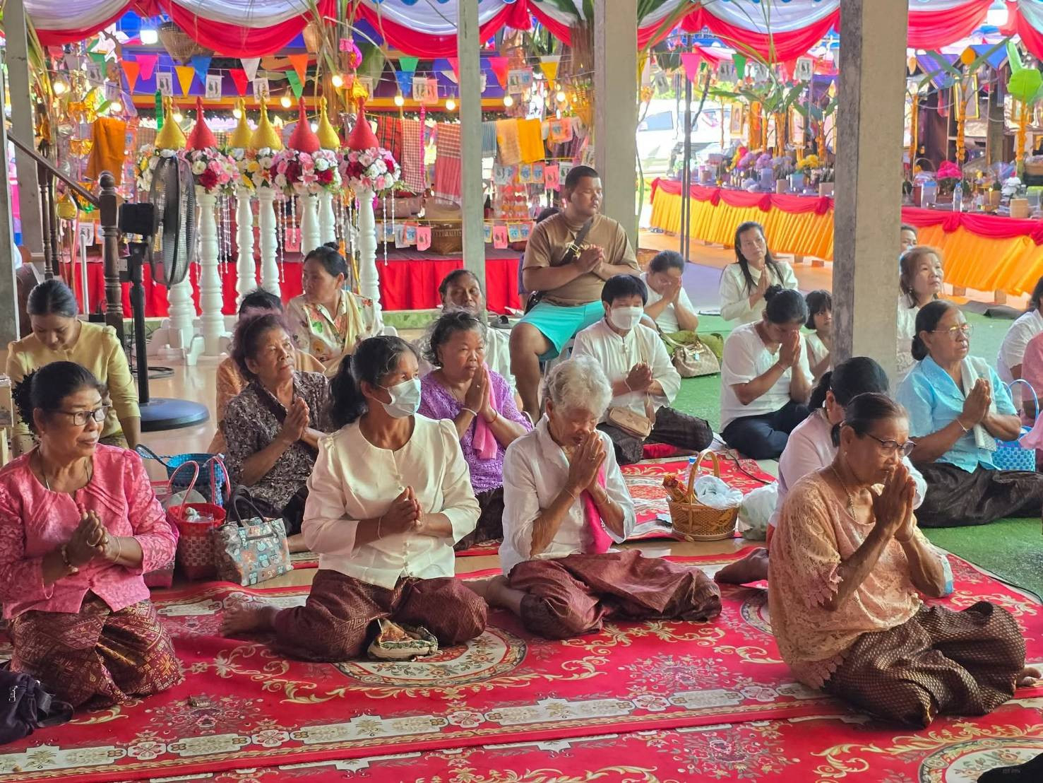 ภาพร่วมพิธีกรรมวัดเหล่ากลาง