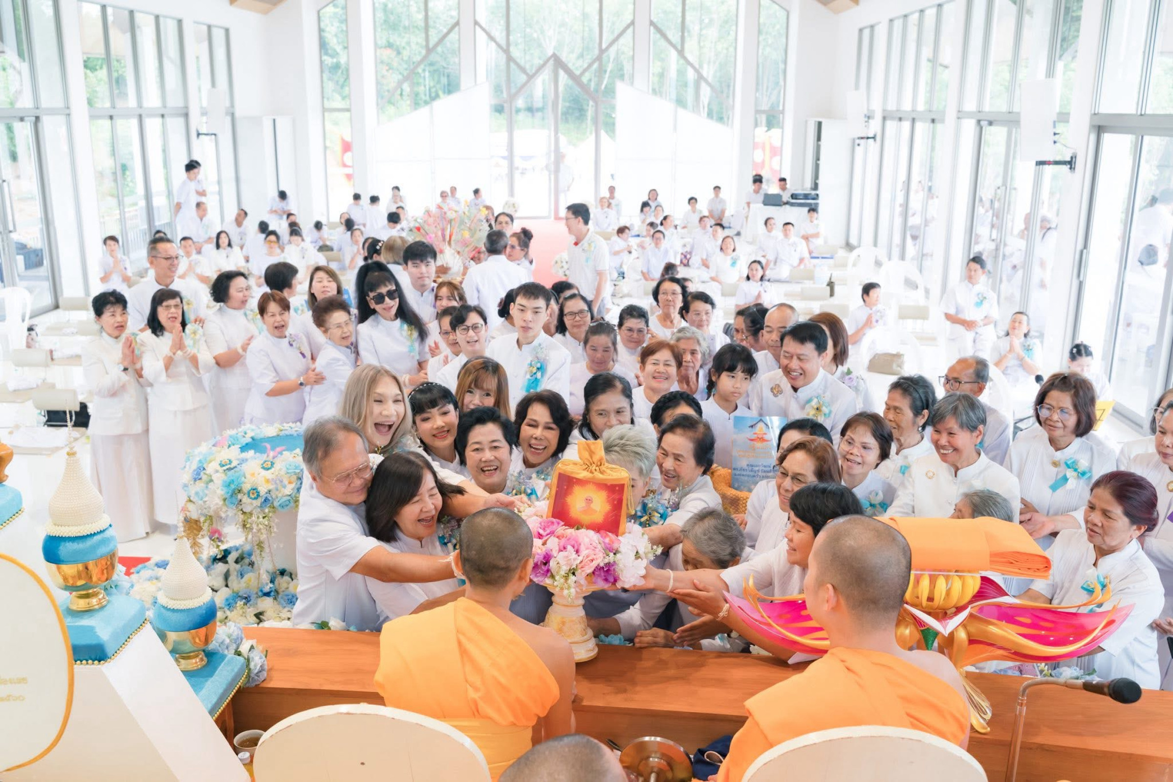 ภาพการถวายปัจจัยศูนย์ปฏิบัติธรรมแก้วเมืองเลย