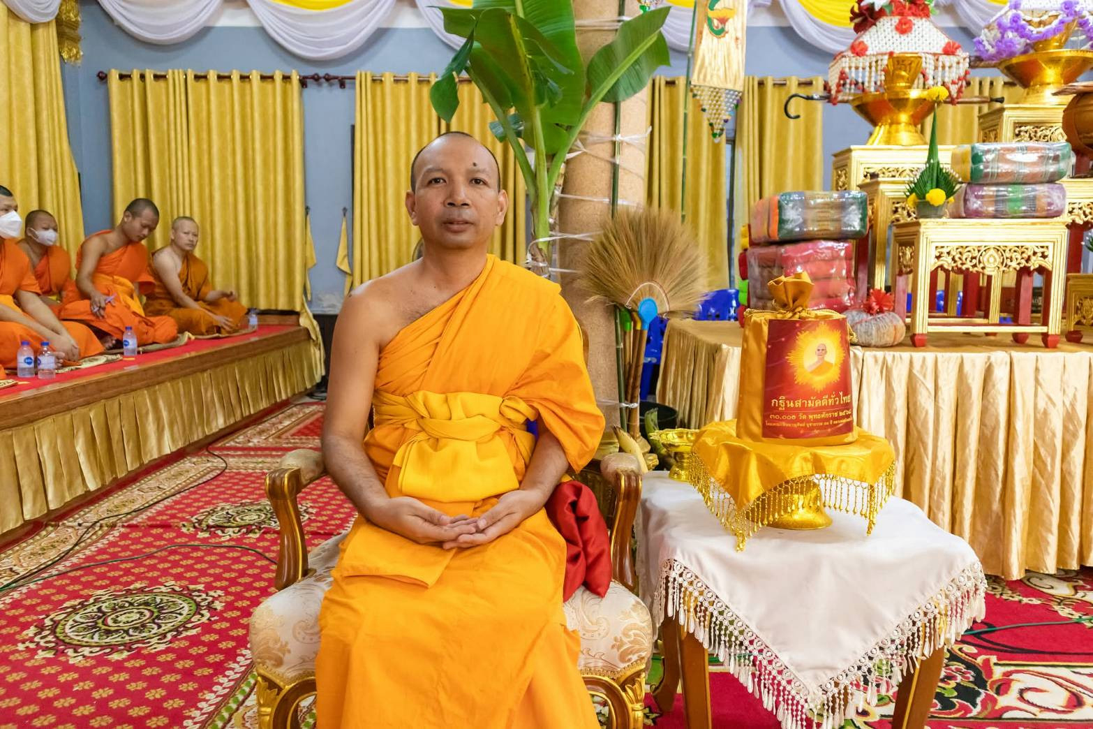 ภาพหมู่ถือพานถวายปัจจัยวัดสระทอง