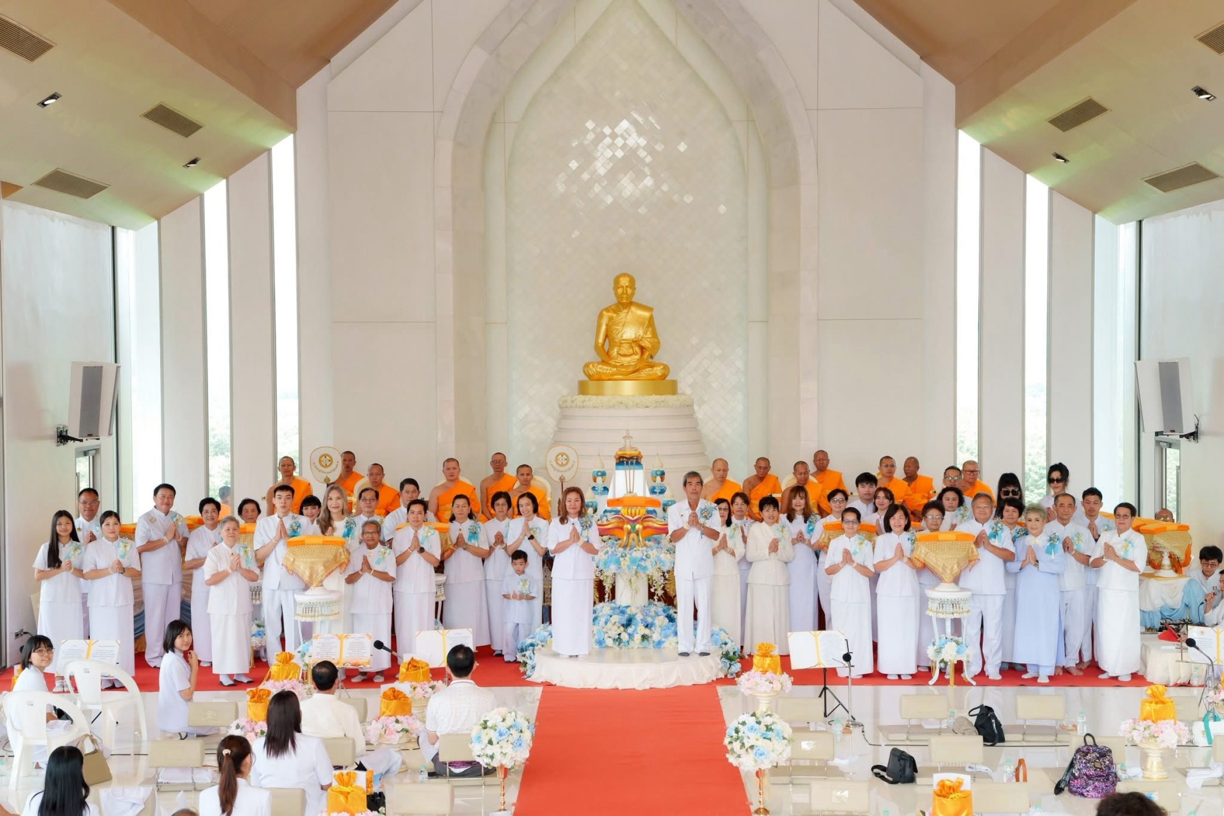 ภาพหมู่ถือพานถวายปัจจัยศูนย์ปฏิบัติธรรมแก้วเมืองเลย