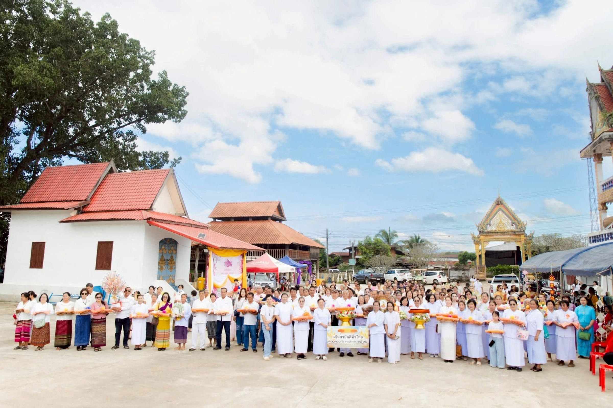 ภาพหมู่ถือพานถวายปัจจัยวัดศรีบุญเรือง