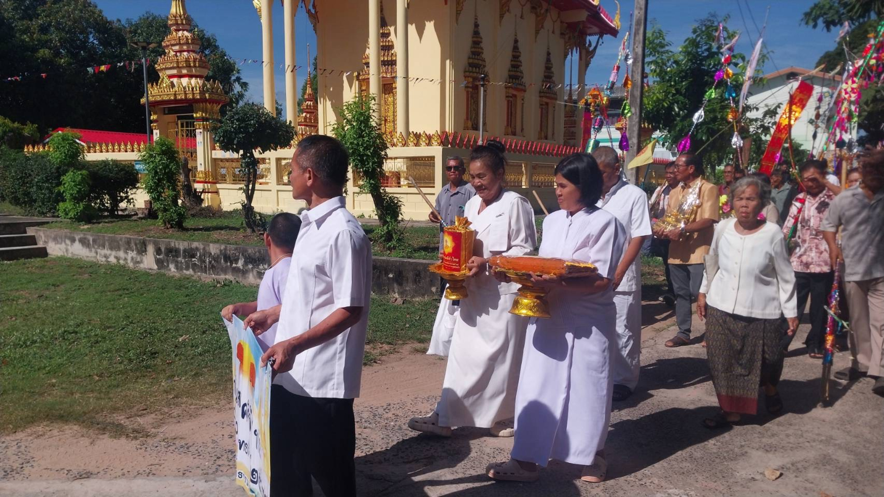 ภาพหมู่ถือพานถวายปัจจัยวัดธาตุ
