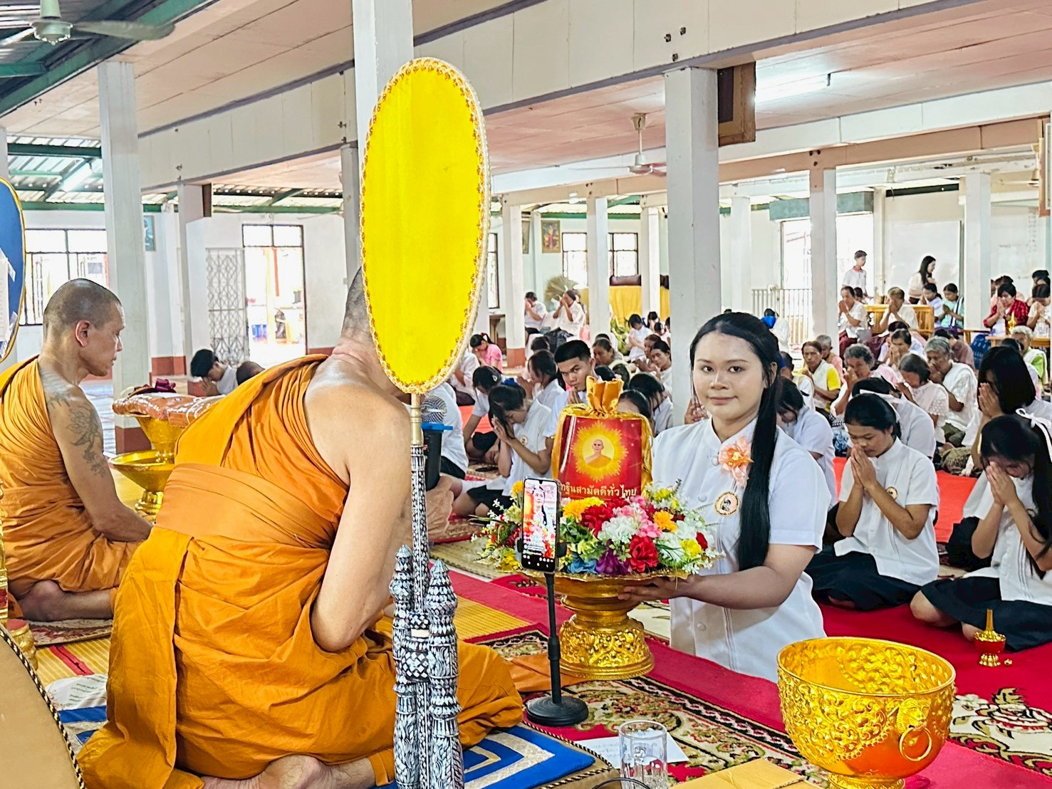 ภาพหมู่ถือพานถวายปัจจัยวัดบูรพา