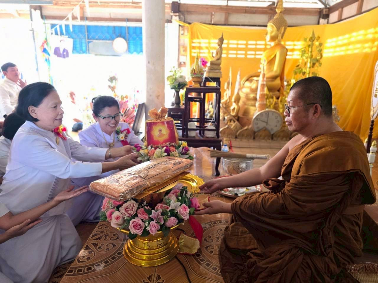 ภาพการถวายปัจจัยวัดป่าสันติธรรมาราม