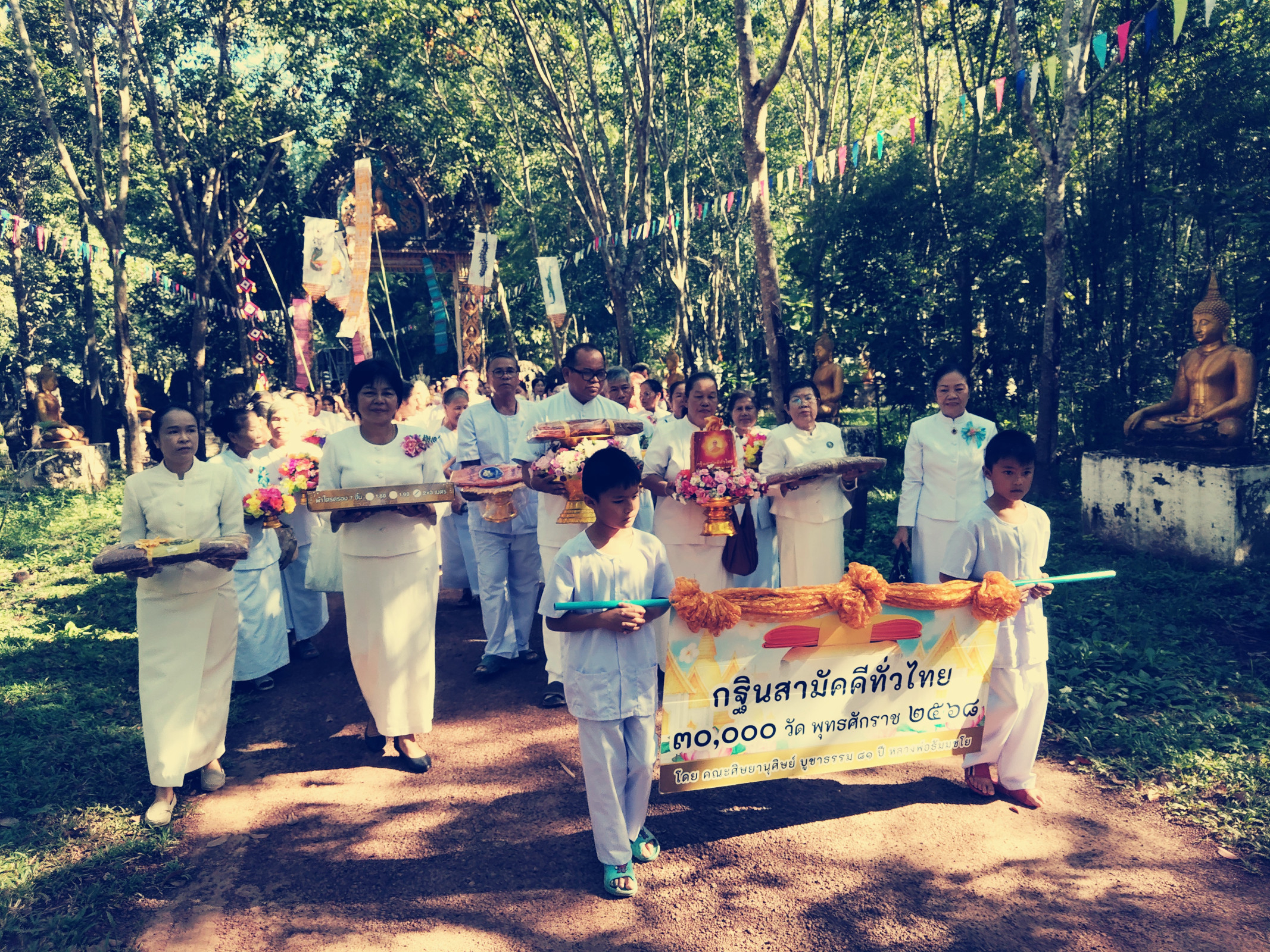 ภาพหมู่ถือพานถวายปัจจัยวัดสันติวิมุตยาราม