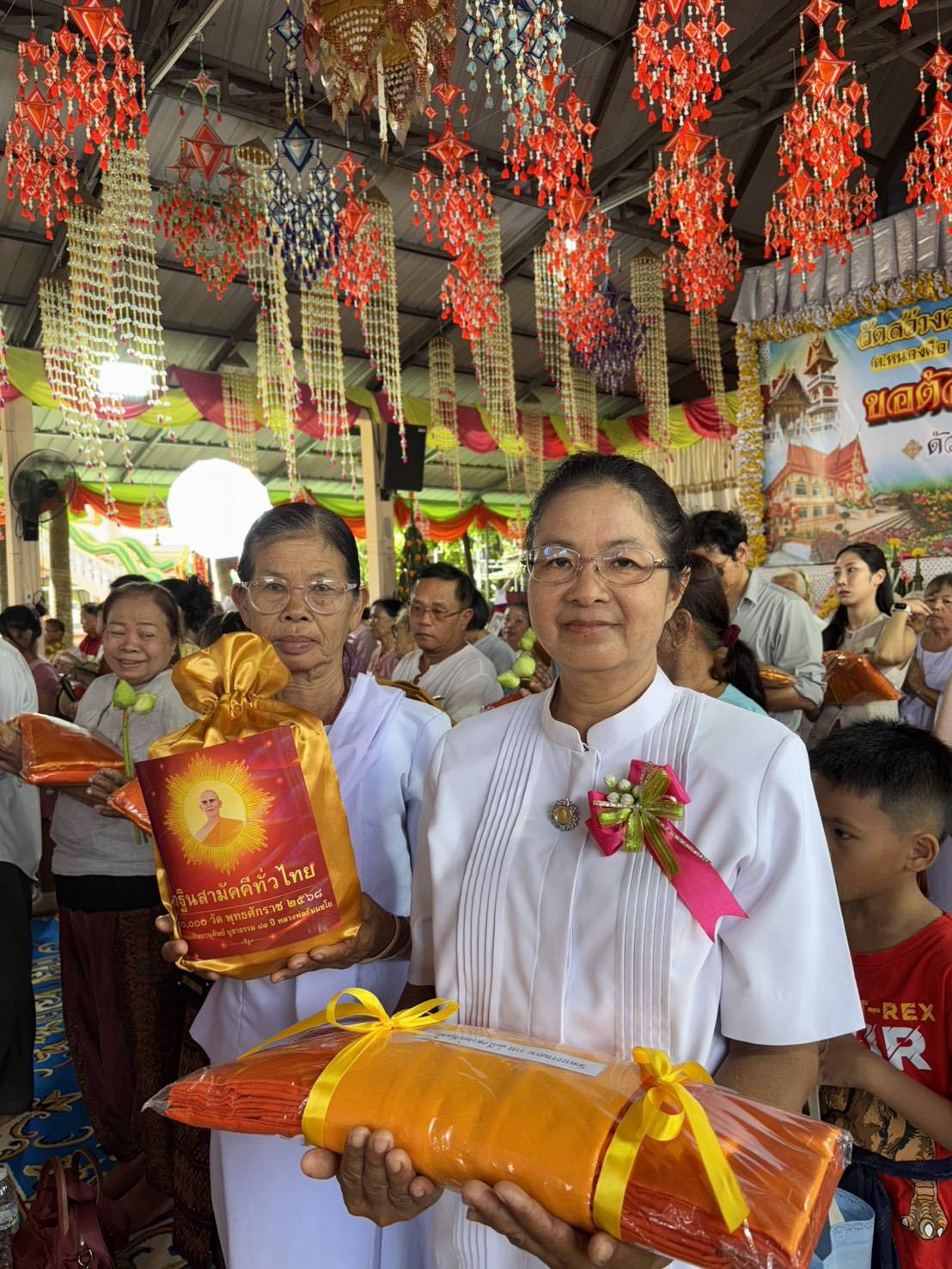 ภาพร่วมพิธีกรรมวัดสว่างคารมณ์