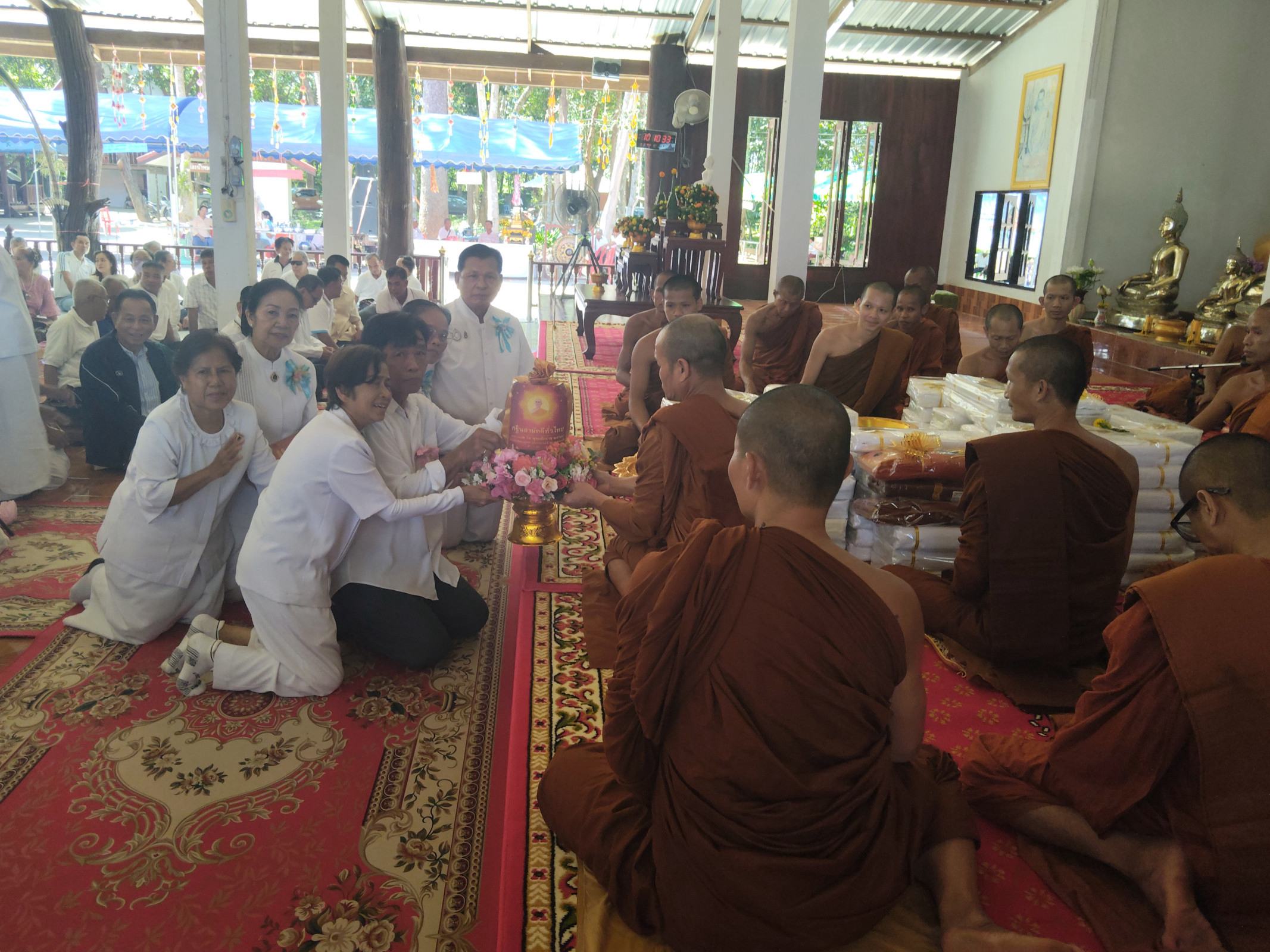 ภาพการถวายปัจจัยวัดบูรพาราม