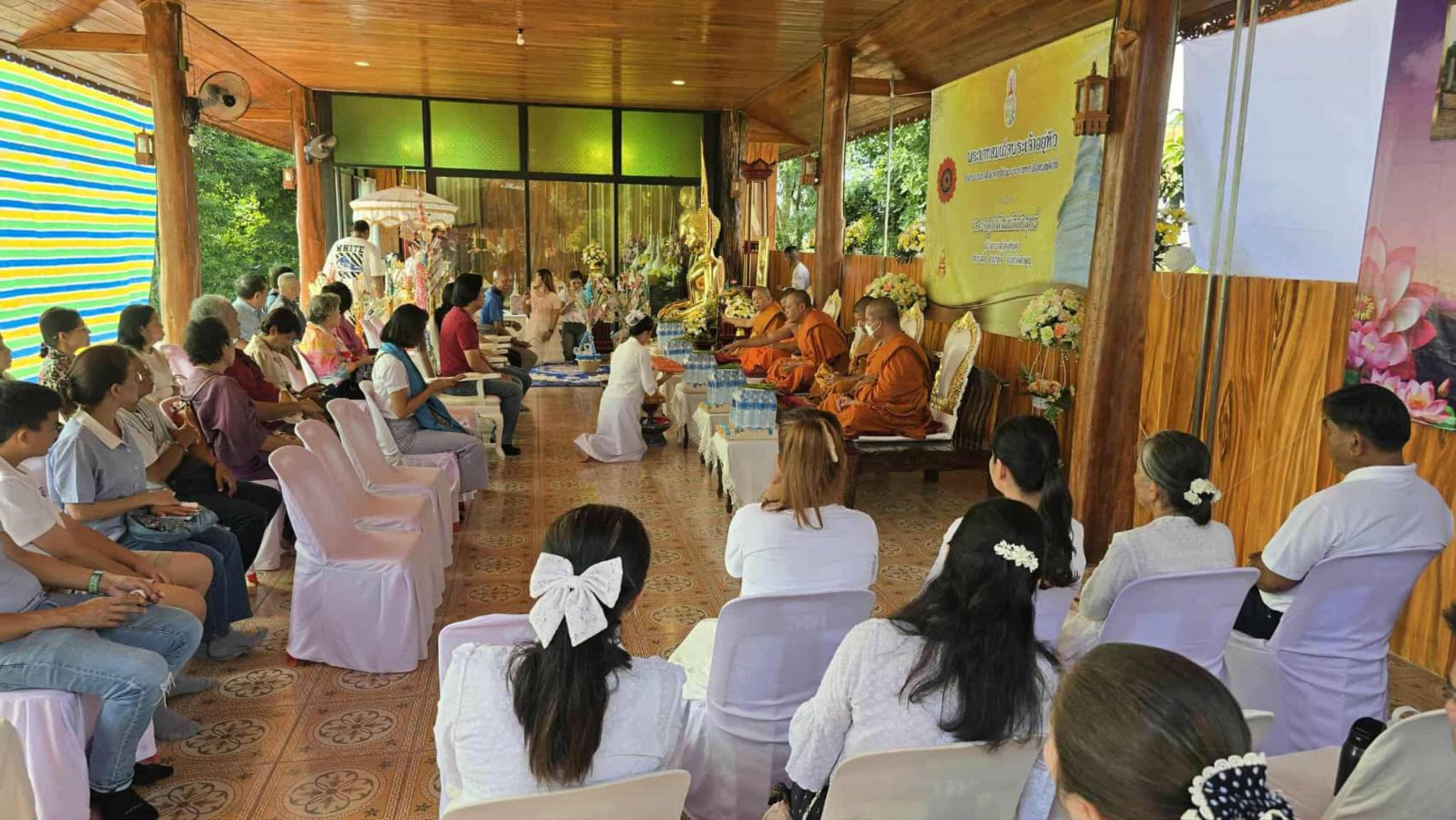 ภาพการถวายปัจจัยวัดแท่นคำ