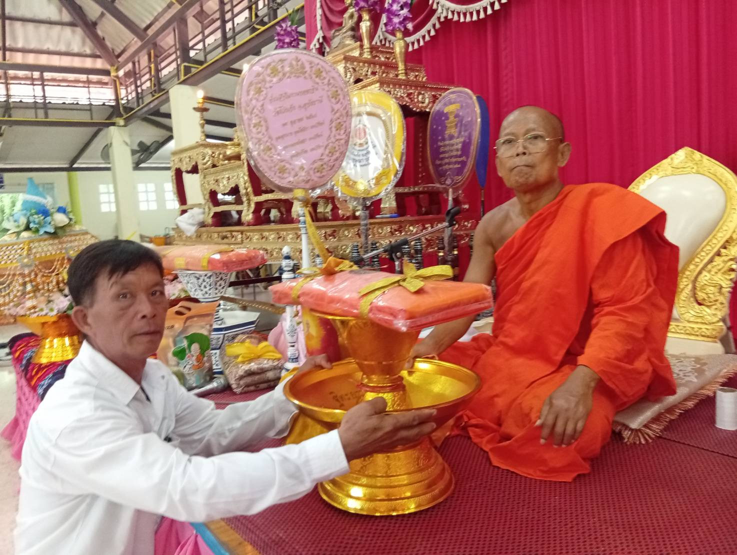 ภาพร่วมพิธีกรรมวัดโป่งเก้ง