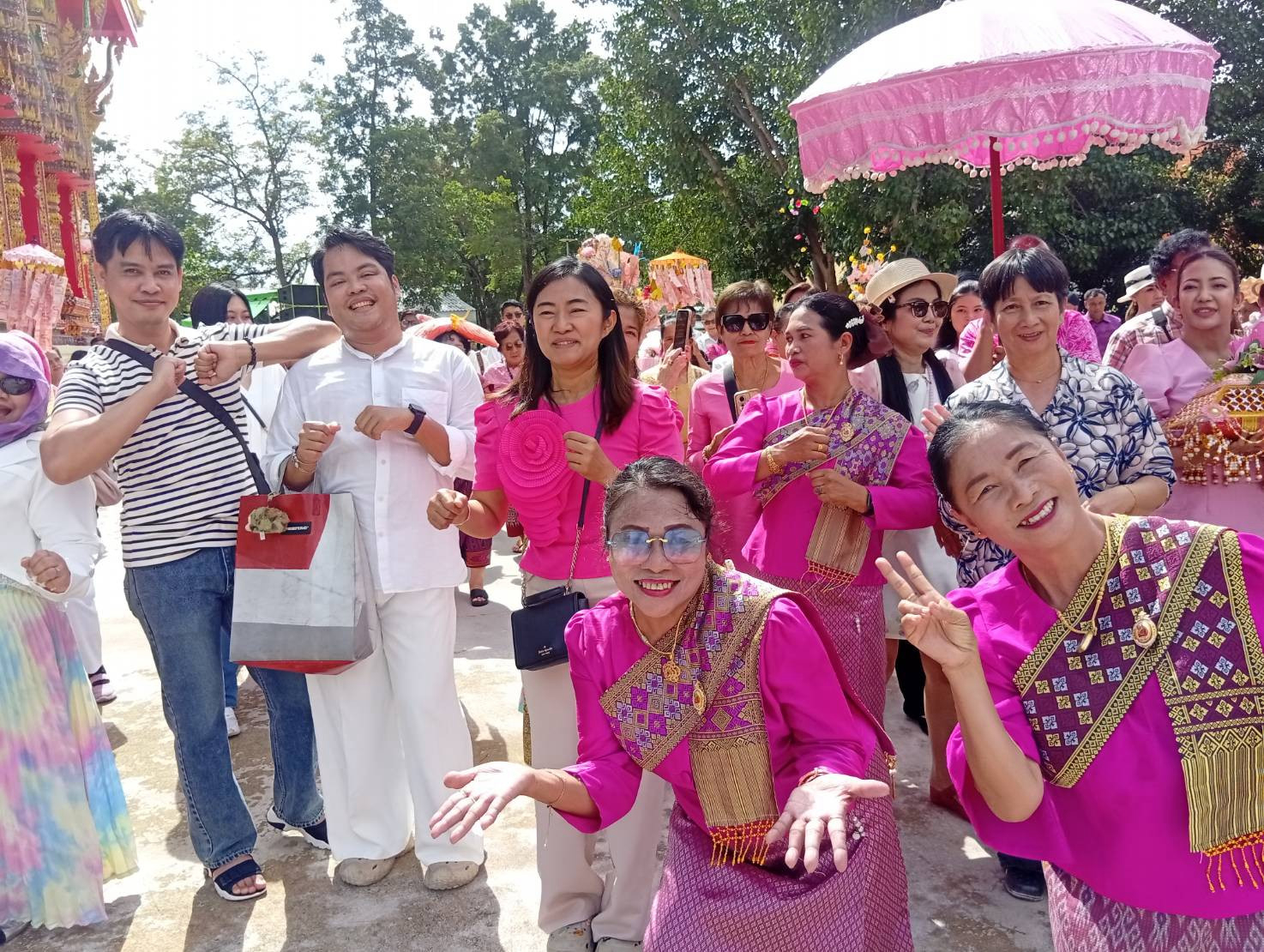 ภาพร่วมพิธีกรรมวัดโป่งเก้ง