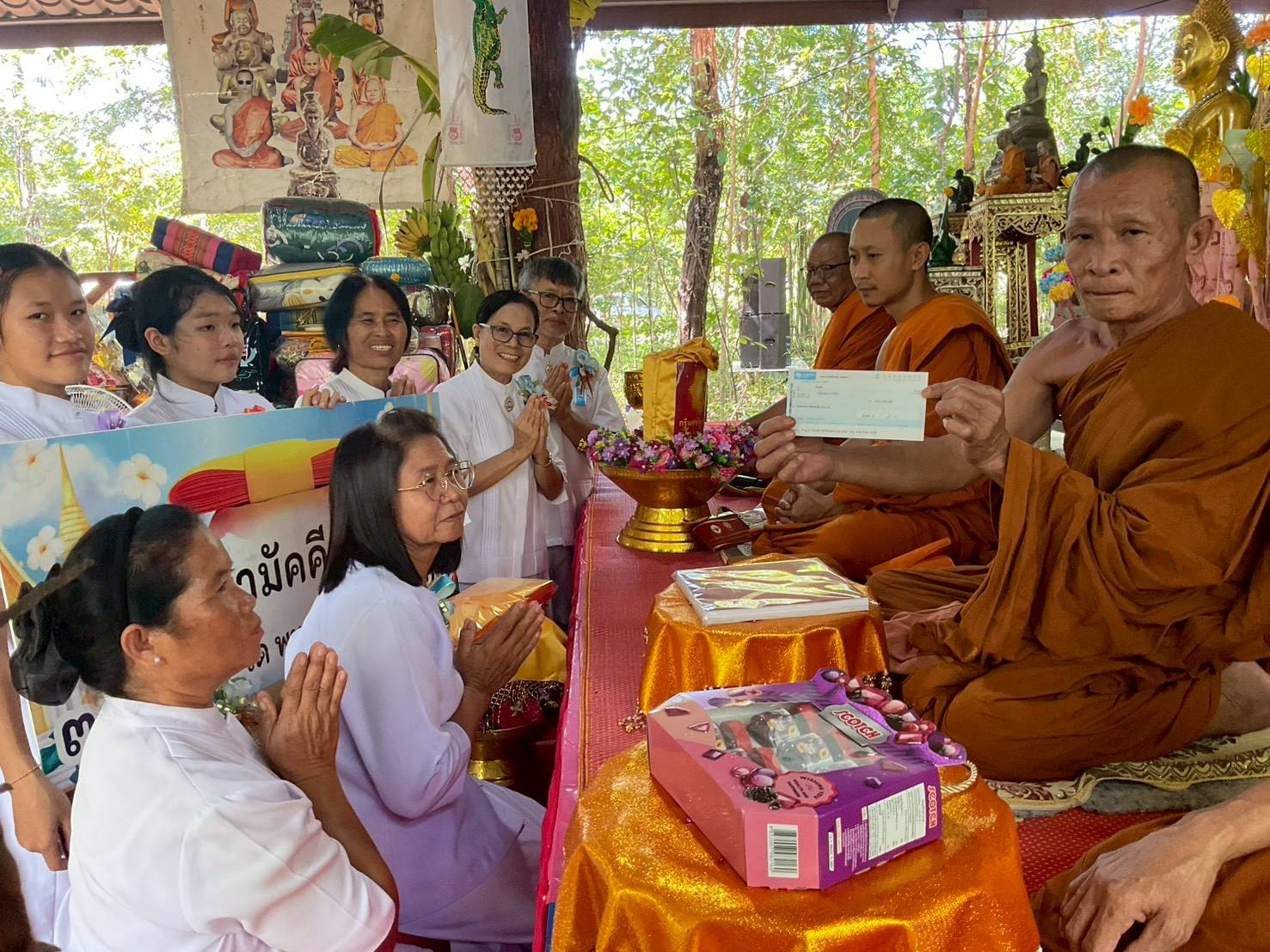 ภาพการถวายปัจจัยวัดประไพพานพนา