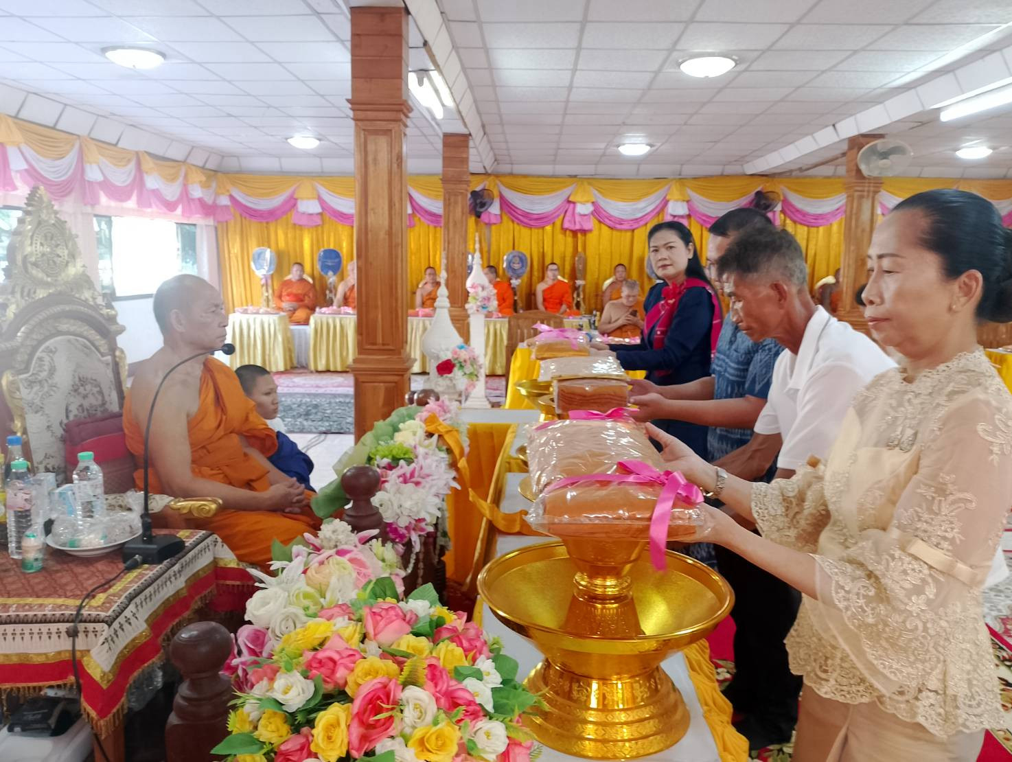 ภาพร่วมพิธีกรรมวัดอรุณแสงทอง