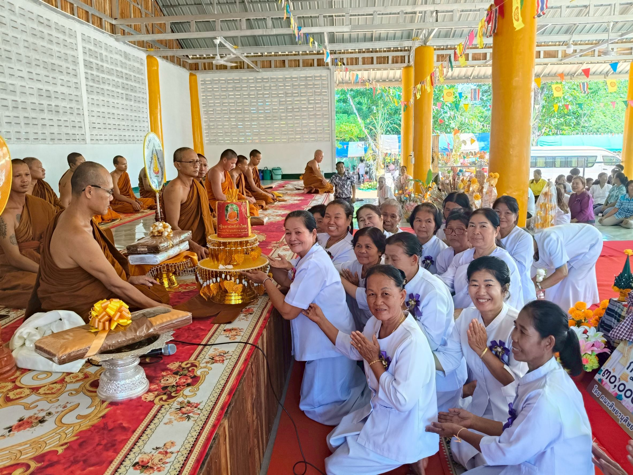 ภาพการถวายปัจจัยวัดสุขสำราญ