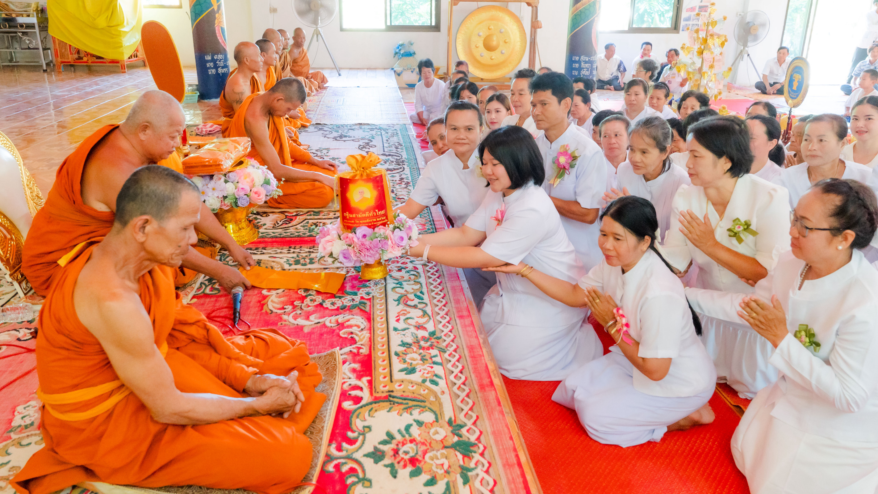 ภาพการถวายปัจจัยวัดศรีโพธิ์ชัย