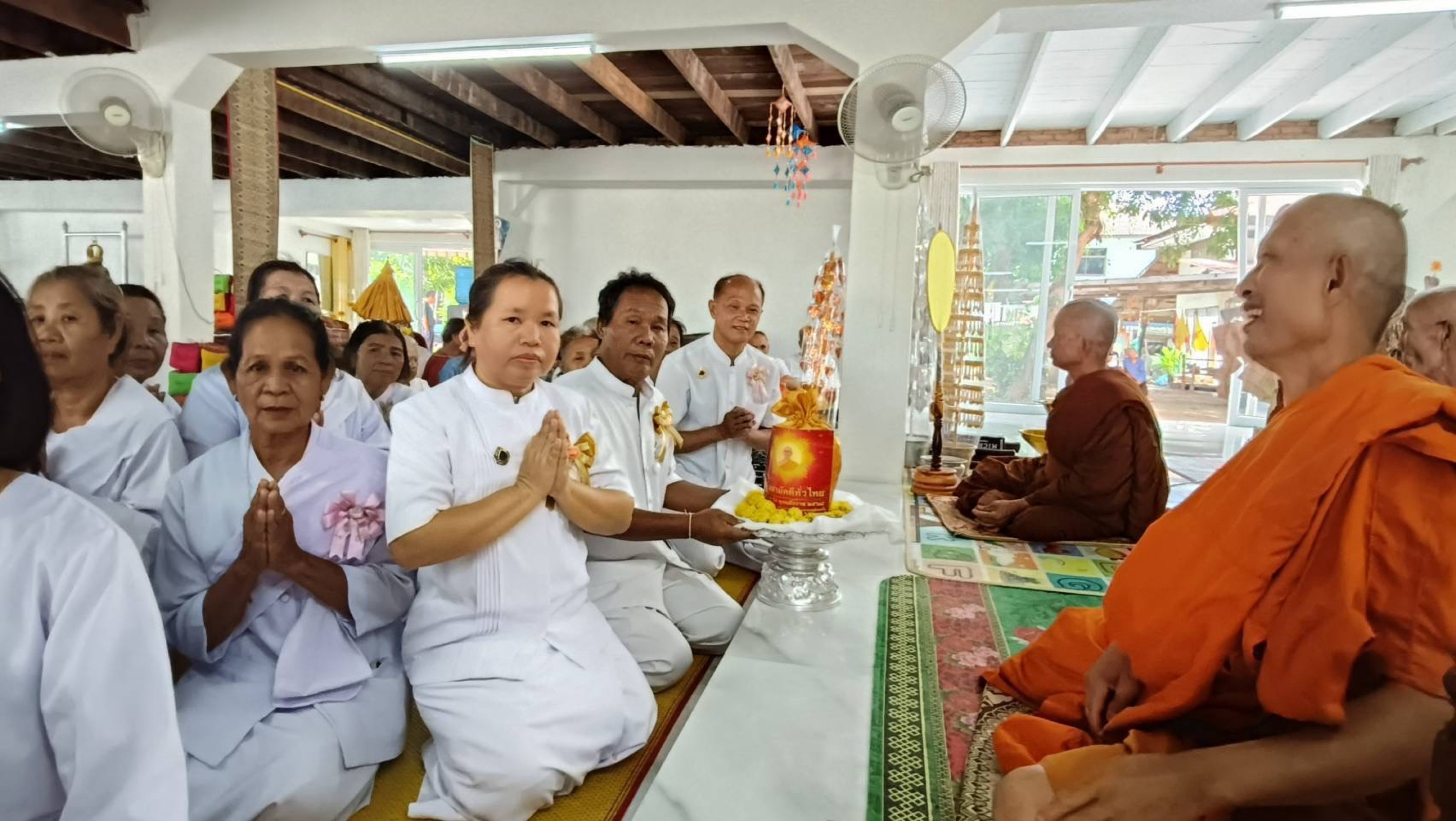 ภาพการถวายปัจจัยวัดไร่สีสุก