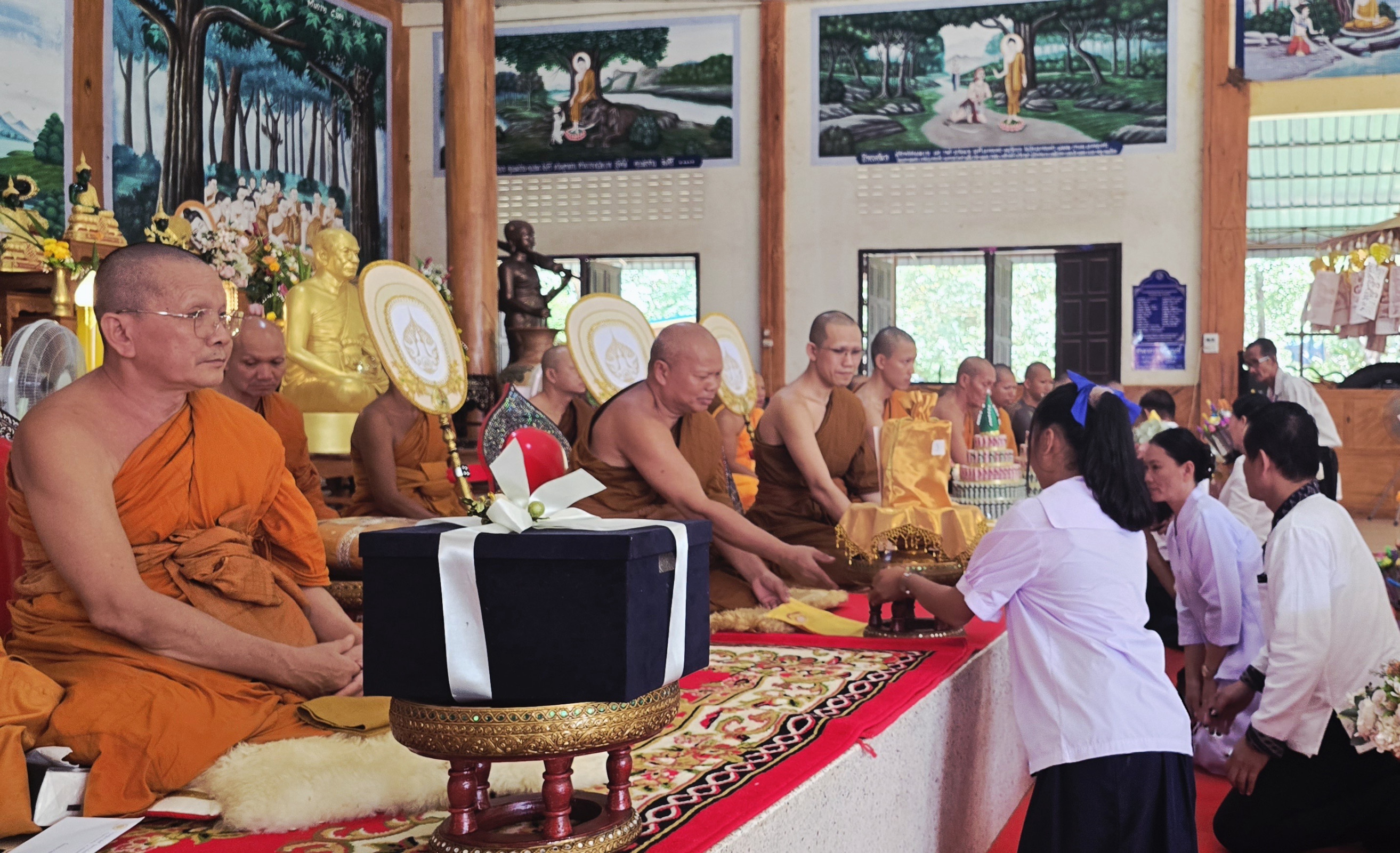 ภาพการถวายปัจจัยวัดสว่างโสภิตาราม